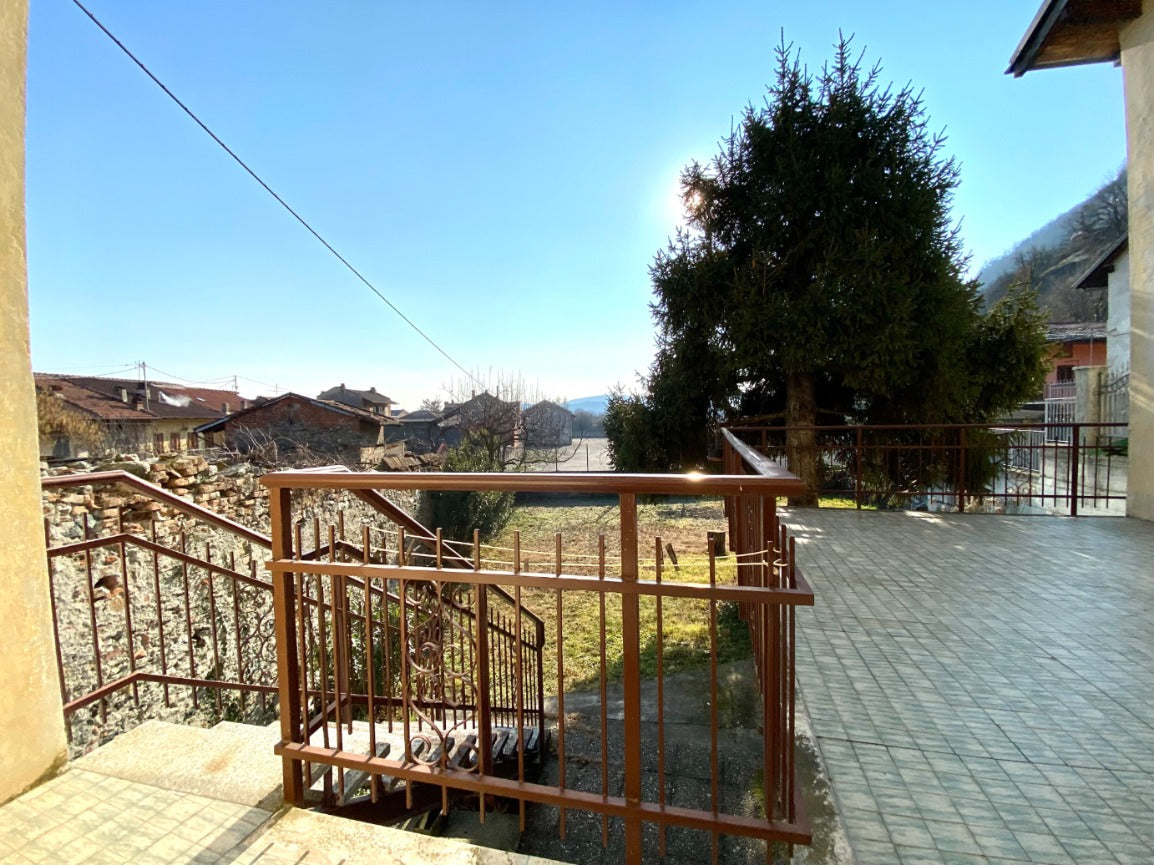 CASA INDIPENDENTE IN VENDITA A SANT'AMBROGIO DI TORINO CON TERRAZZO E GIARDINO
