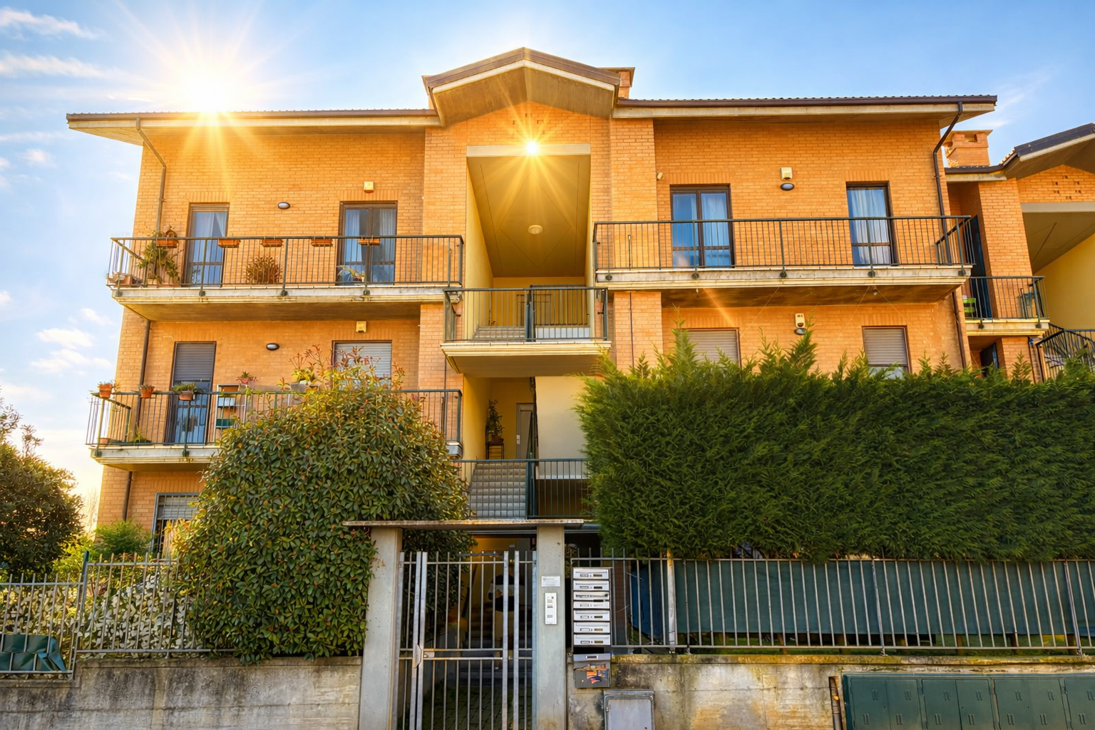 TRILOCALE IN VENDITA A PIANEZZA CON GIARDINO ESCLUSIVO