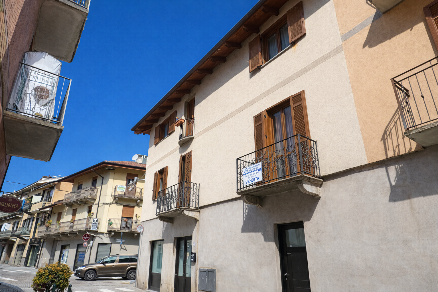 DUE LOCALI IN CENTRO PAESE CON POSIZIONE STRATEGICA