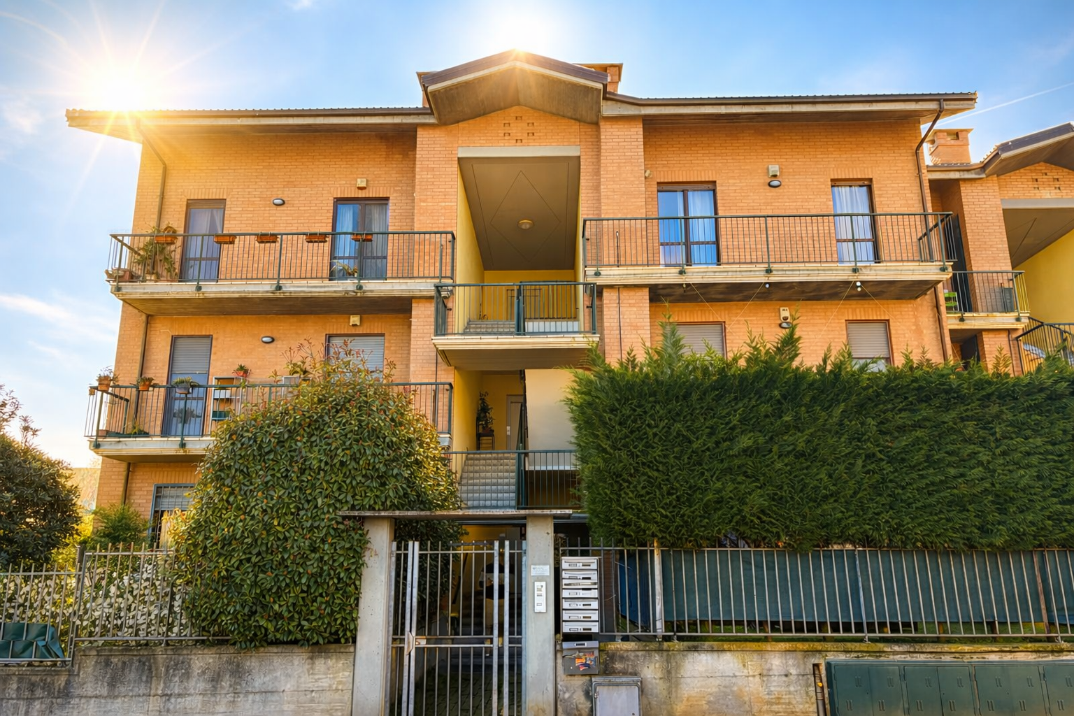 TRILOCALE IN VENDITA A PIANEZZA CON GIARDINO ESCLUSIVO