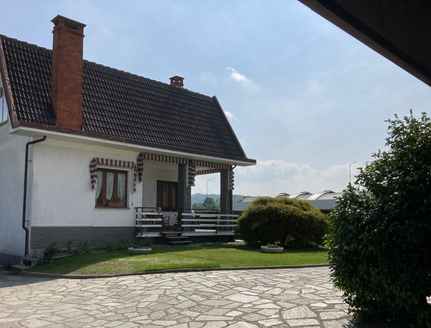VILLA INDIPENDENTE IN VENDITA A SANT’AMBROGIO DI TORINO CON GIARDINO PRIVATO