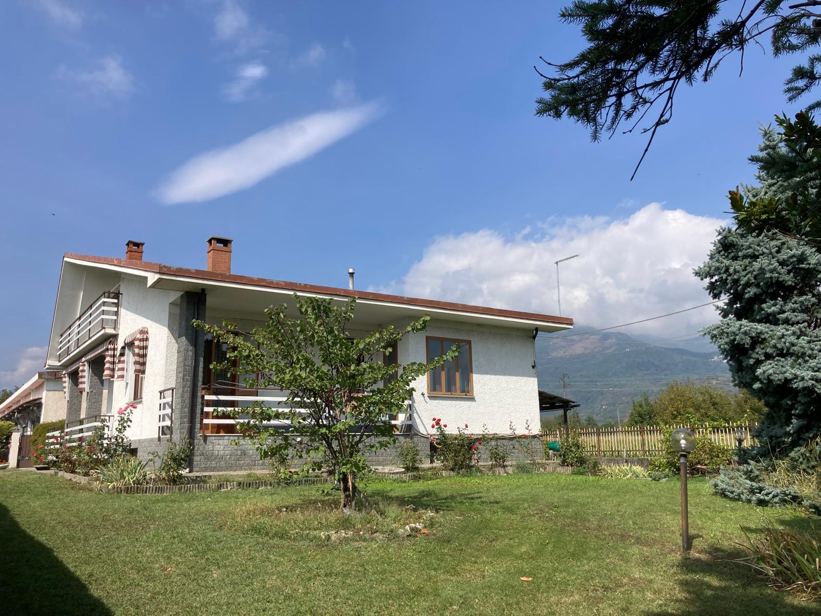 VILLA INDIPENDENTE IN VENDITA A SANT’AMBROGIO DI TORINO CON GIARDINO PRIVATO