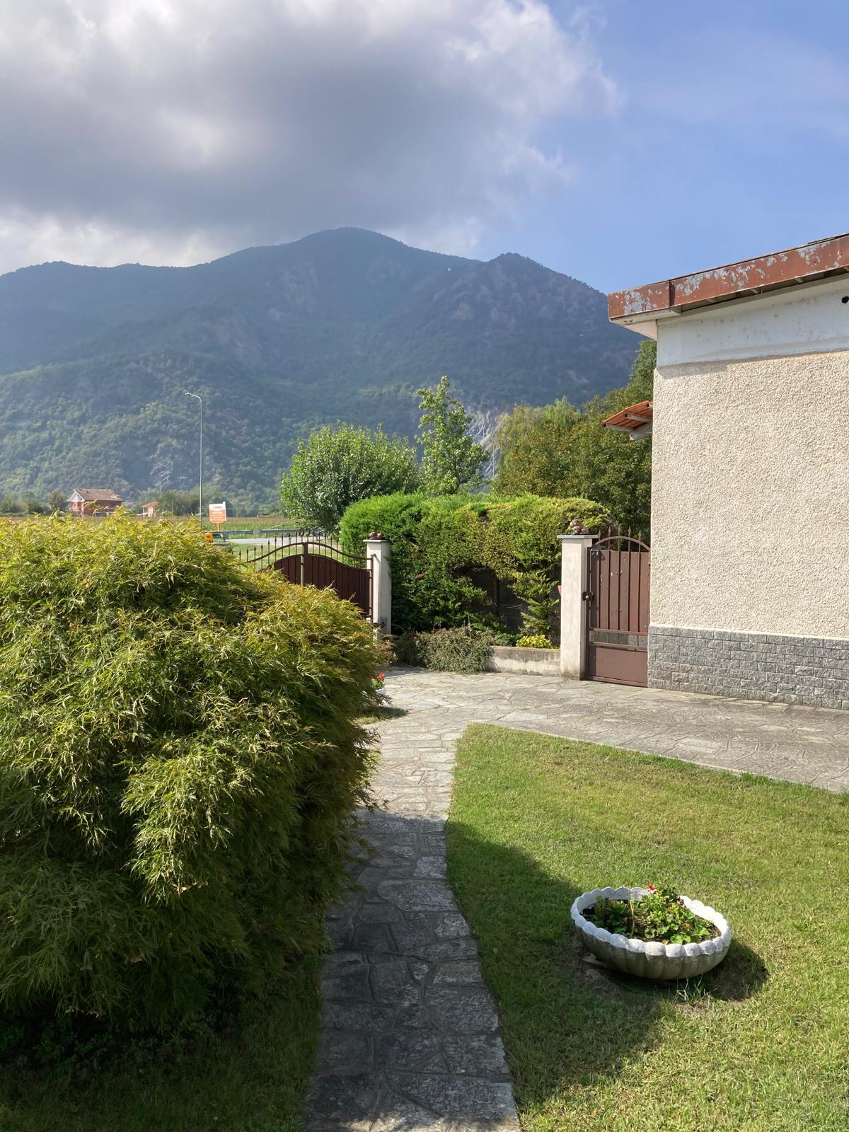 VILLA INDIPENDENTE IN VENDITA A SANT’AMBROGIO DI TORINO CON GIARDINO PRIVATO