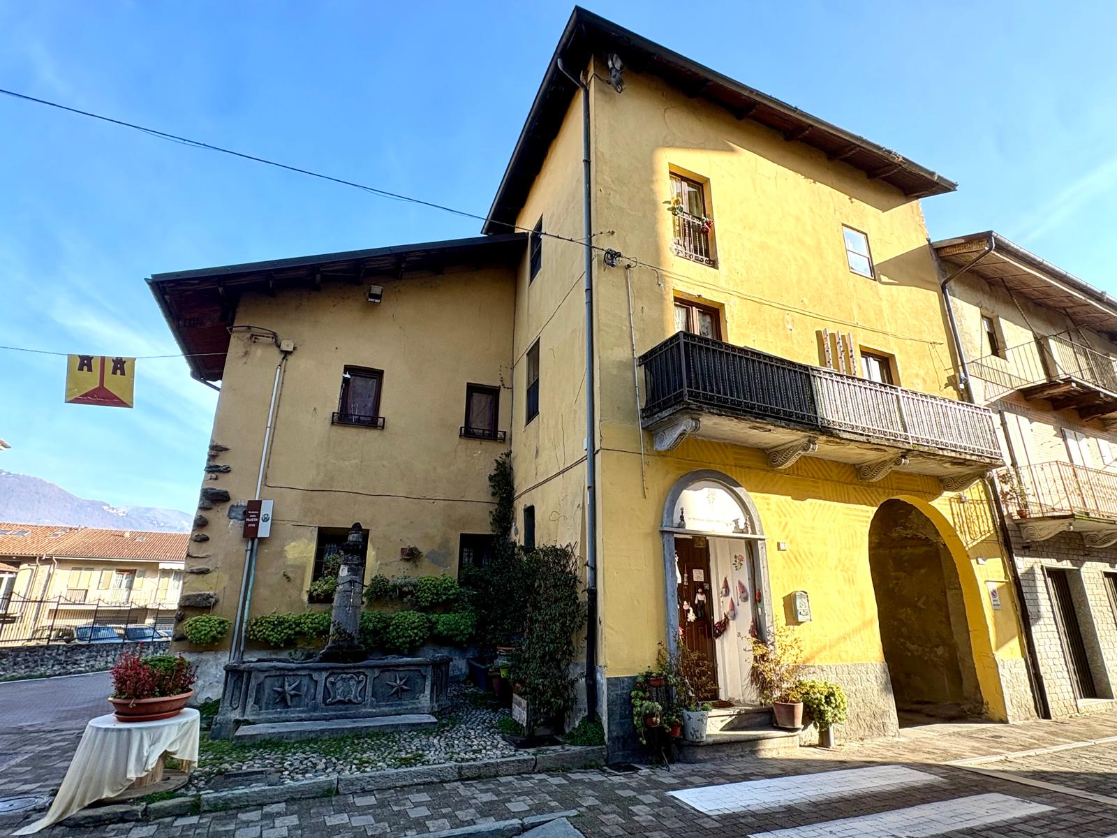 CASA SEMINDIPENDENTE STORICA IN VENDITA CON VISTA SULLA SACRA DI SAN MICHELE