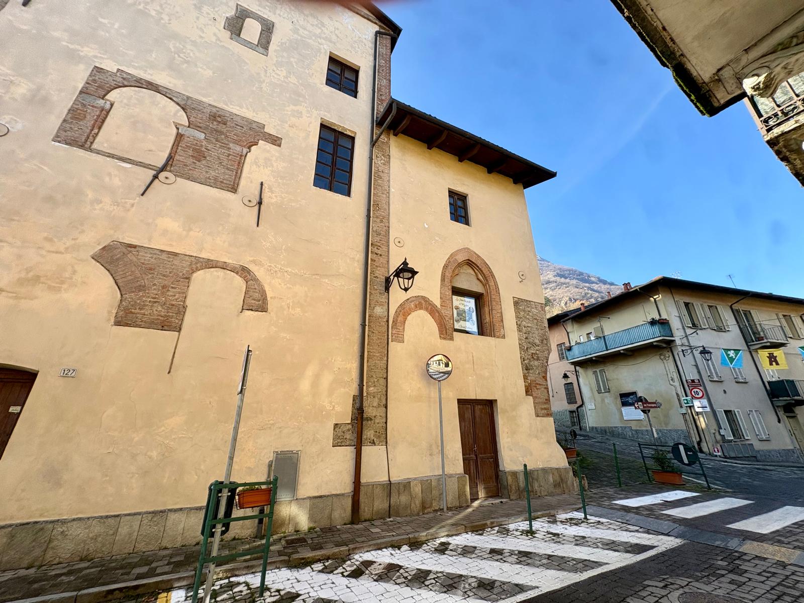 CASA SEMINDIPENDENTE STORICA IN VENDITA CON VISTA SULLA SACRA DI SAN MICHELE