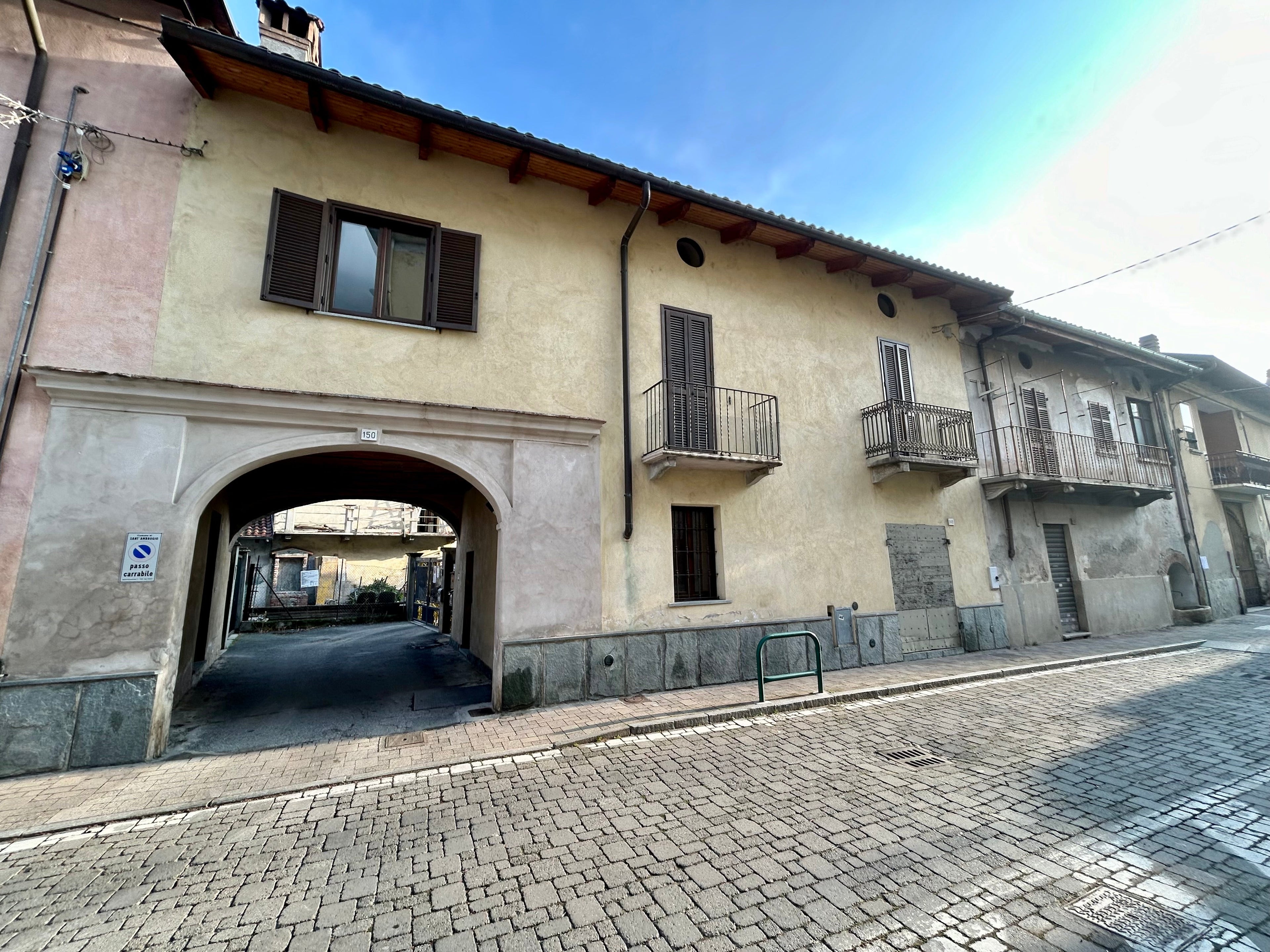 CASA SEMINDIPENDENTE IN AFFITTO A SANT’AMBROGIO CON CORTE ESCLUSIVA
