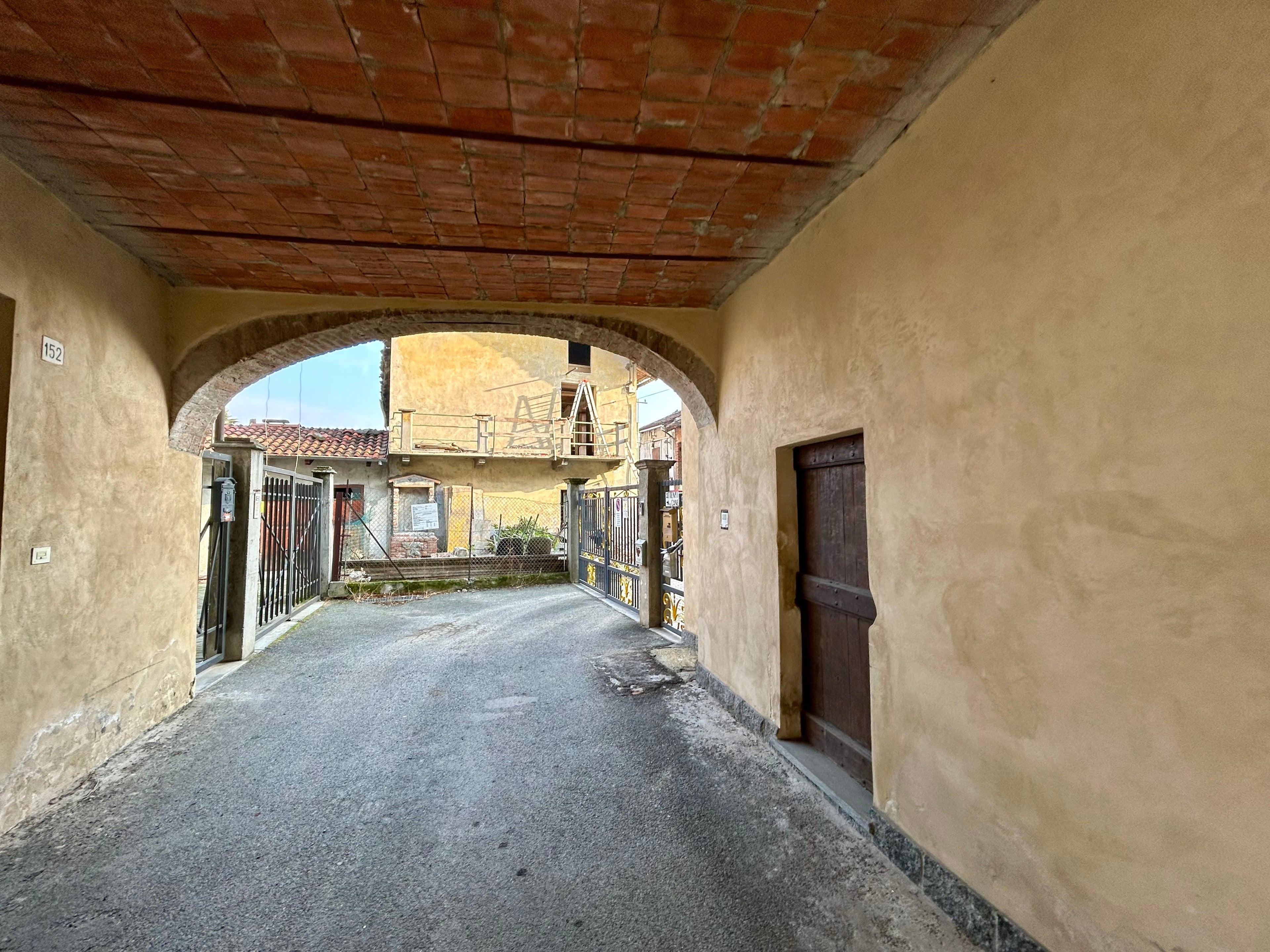 CASA SEMINDIPENDENTE IN AFFITTO A SANT’AMBROGIO CON CORTE ESCLUSIVA