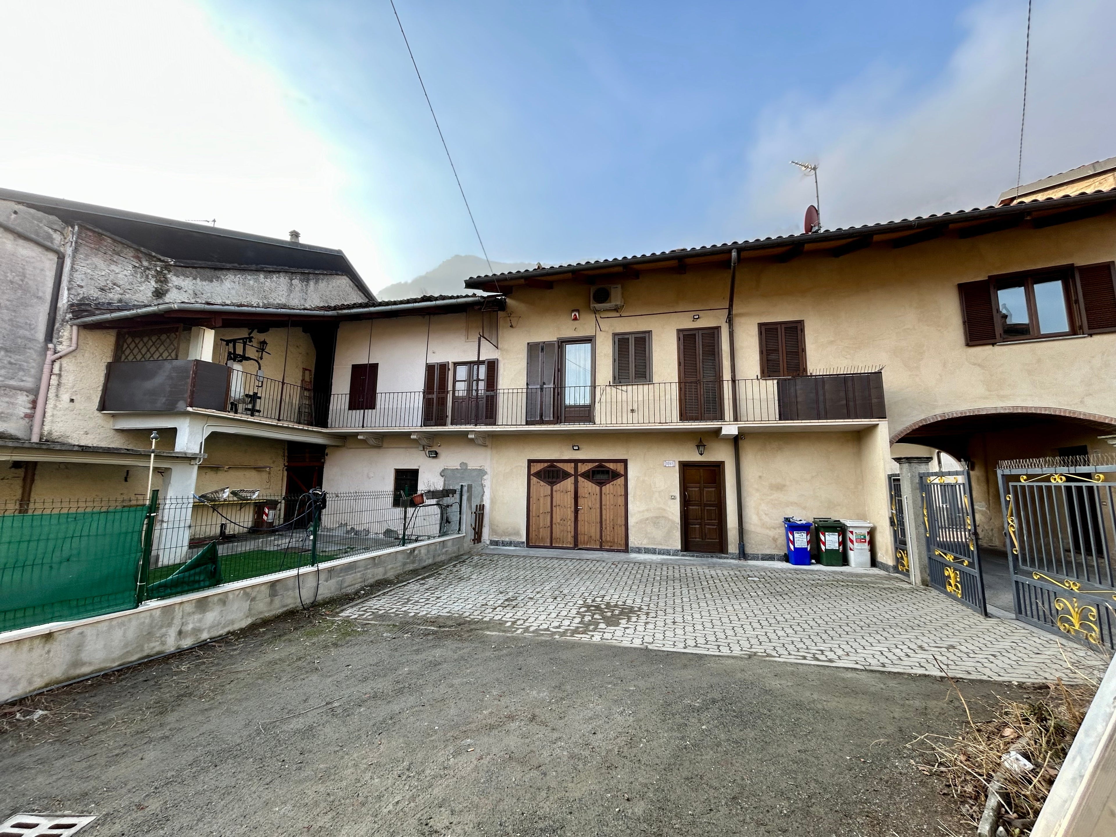 CASA SEMINDIPENDENTE IN AFFITTO A SANT’AMBROGIO CON CORTE ESCLUSIVA