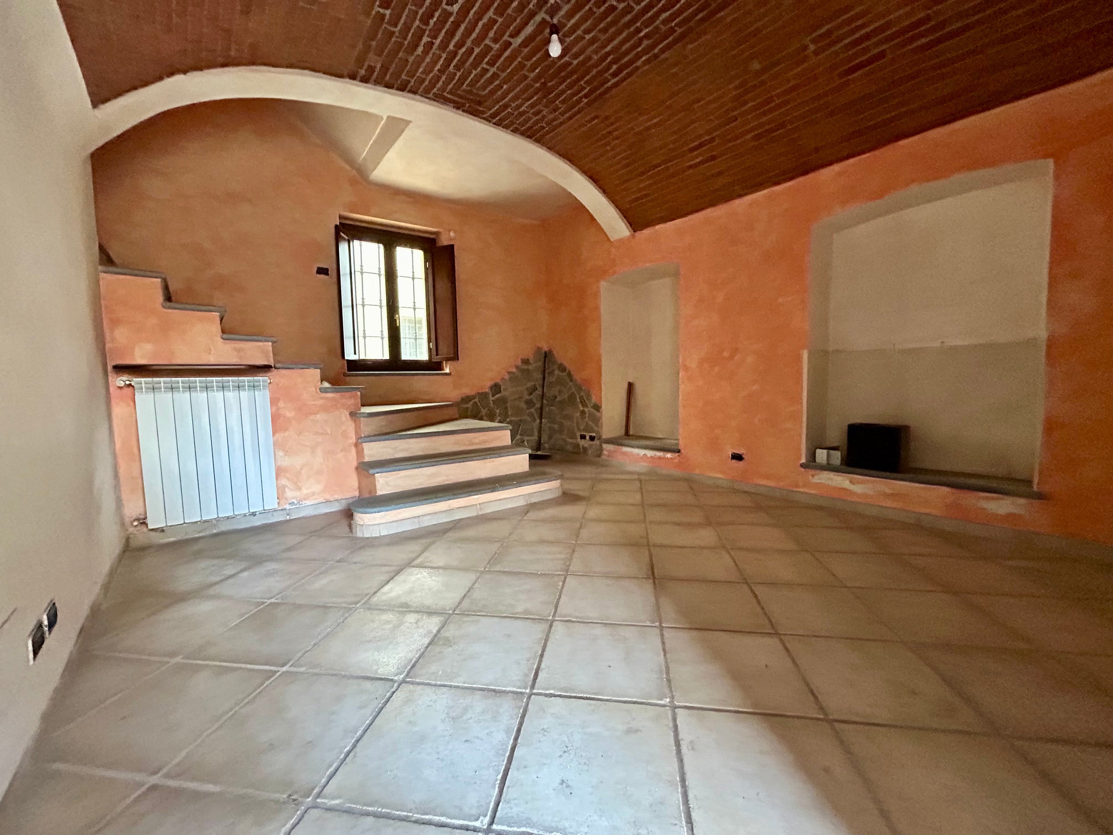 CASA SEMINDIPENDENTE IN AFFITTO A SANT’AMBROGIO CON CORTE ESCLUSIVA
