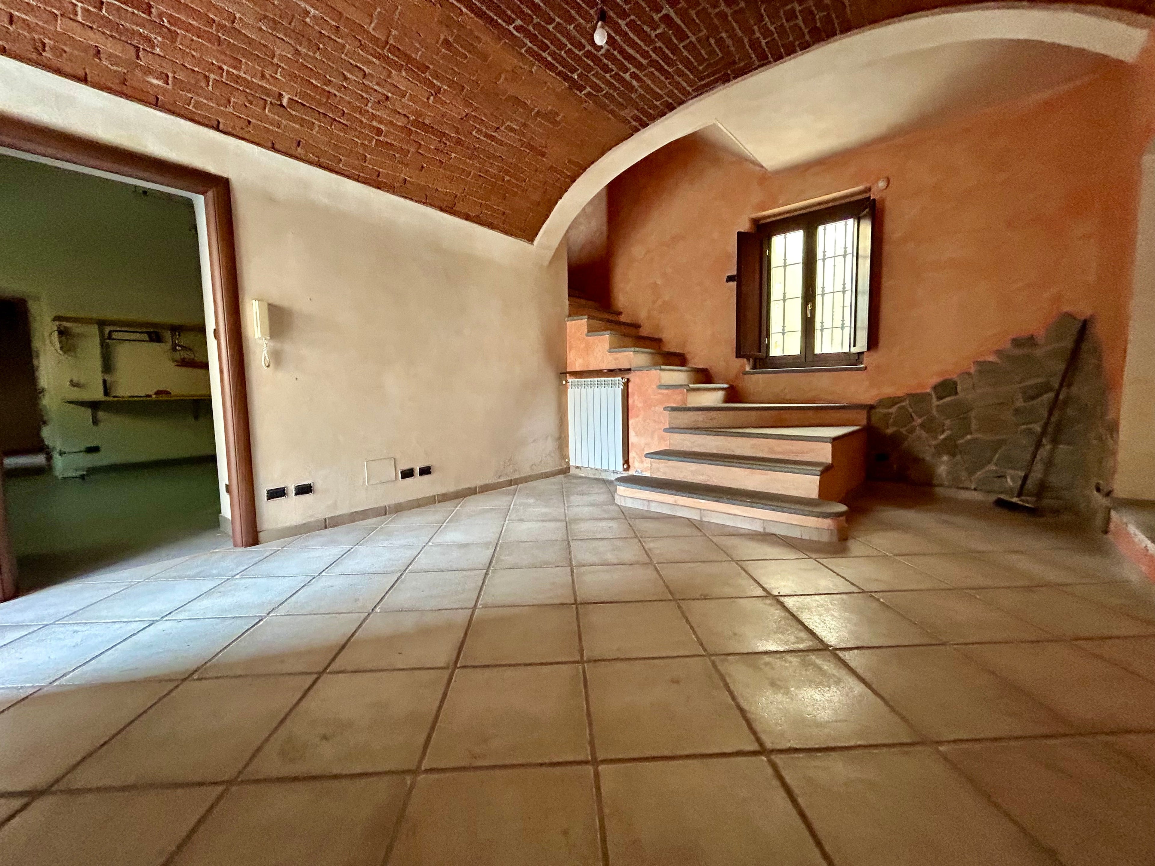CASA SEMINDIPENDENTE IN AFFITTO A SANT’AMBROGIO CON CORTE ESCLUSIVA