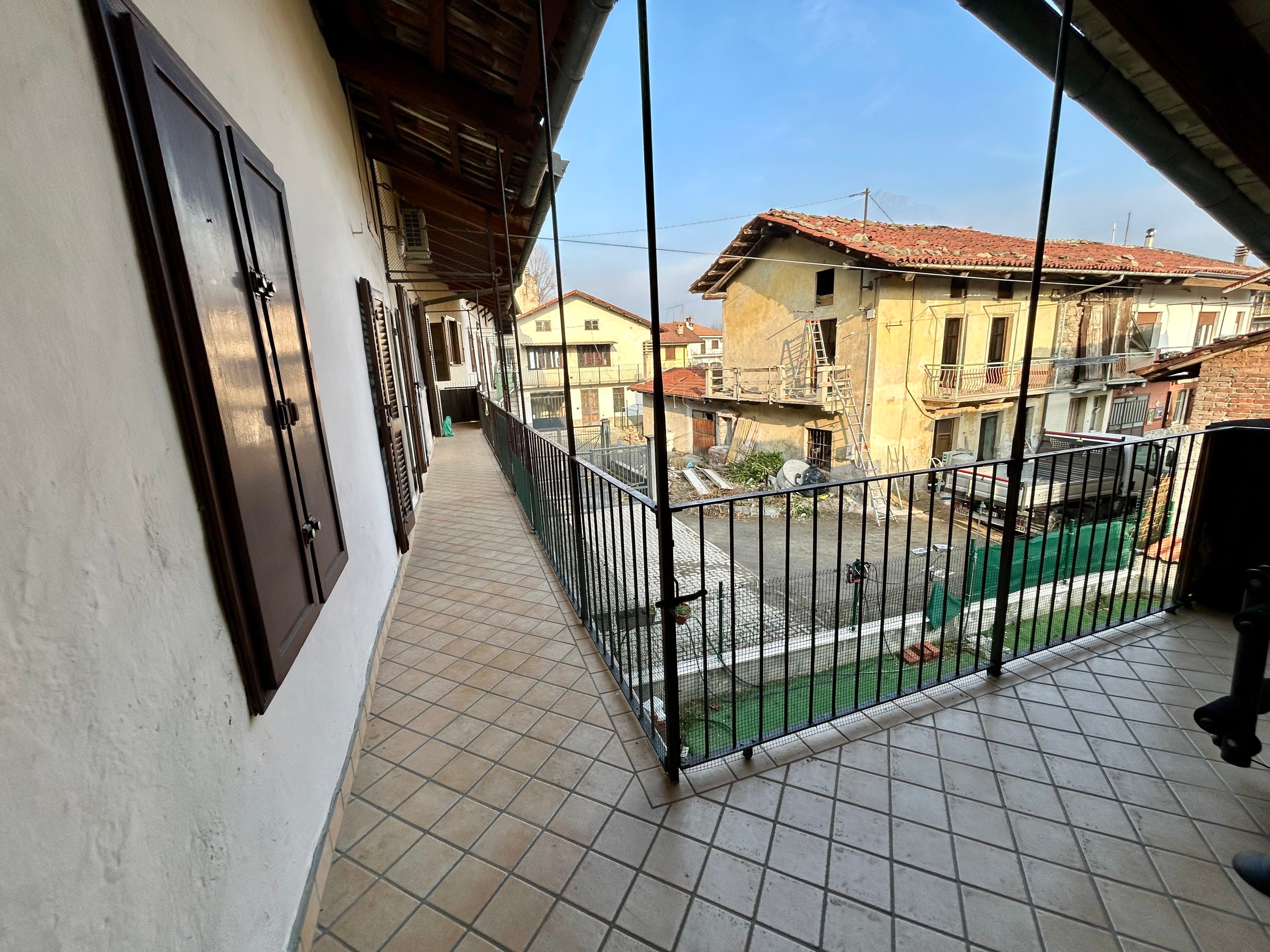 CASA SEMINDIPENDENTE IN AFFITTO A SANT’AMBROGIO CON CORTE ESCLUSIVA