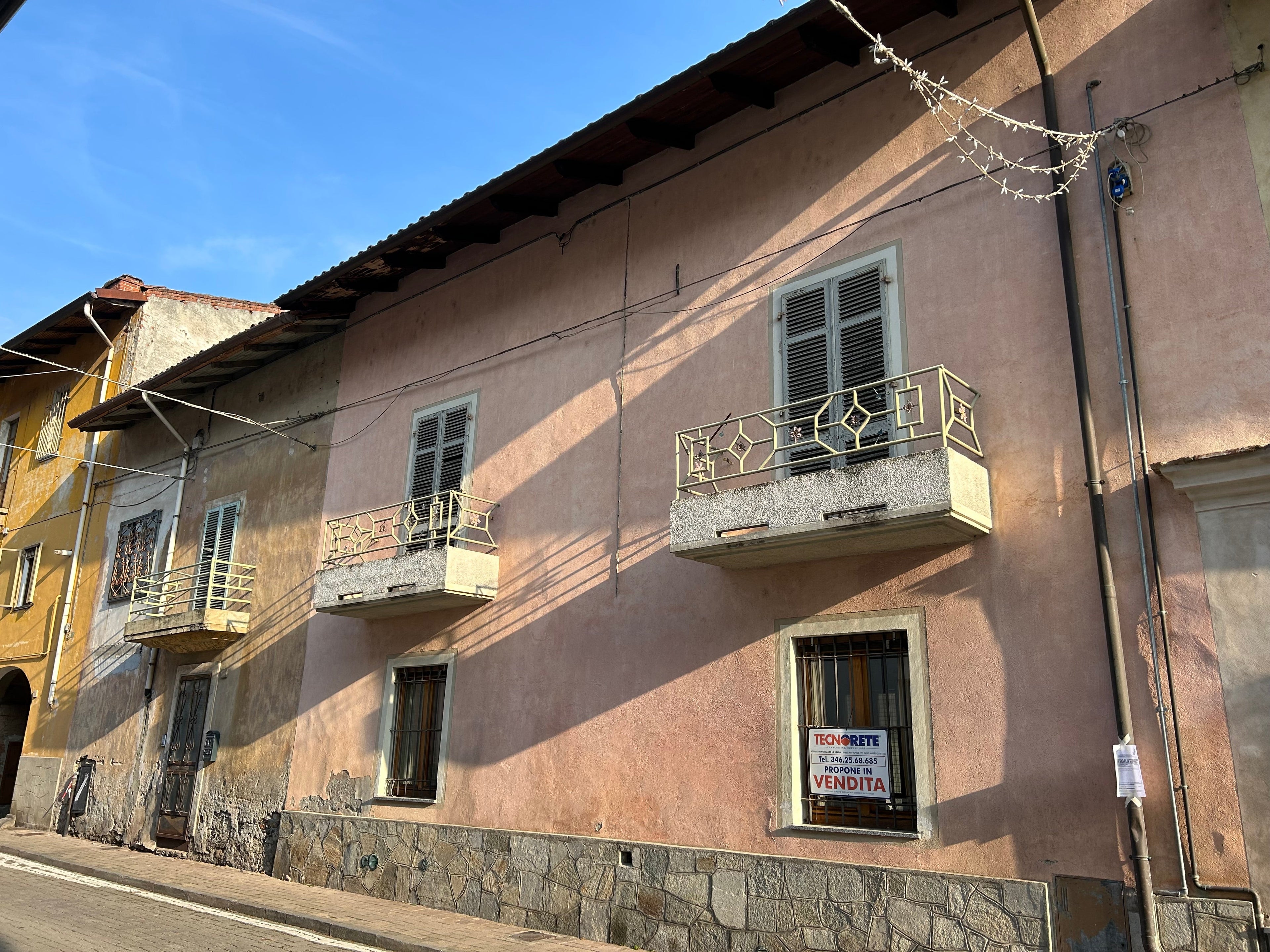 CASA SEMINDIPENDENTE IN AFFITTO A SANT’AMBROGIO CON CORTE ESCLUSIVA