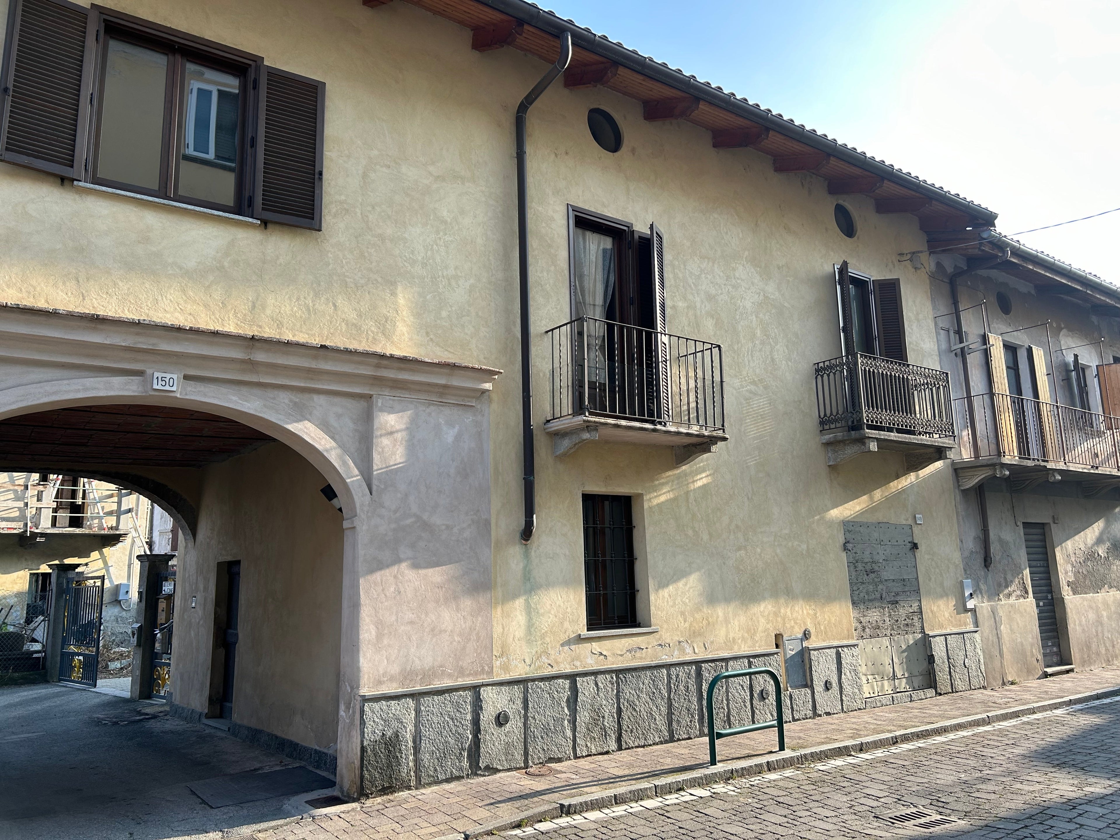 CASA SEMINDIPENDENTE IN AFFITTO A SANT’AMBROGIO CON CORTE ESCLUSIVA