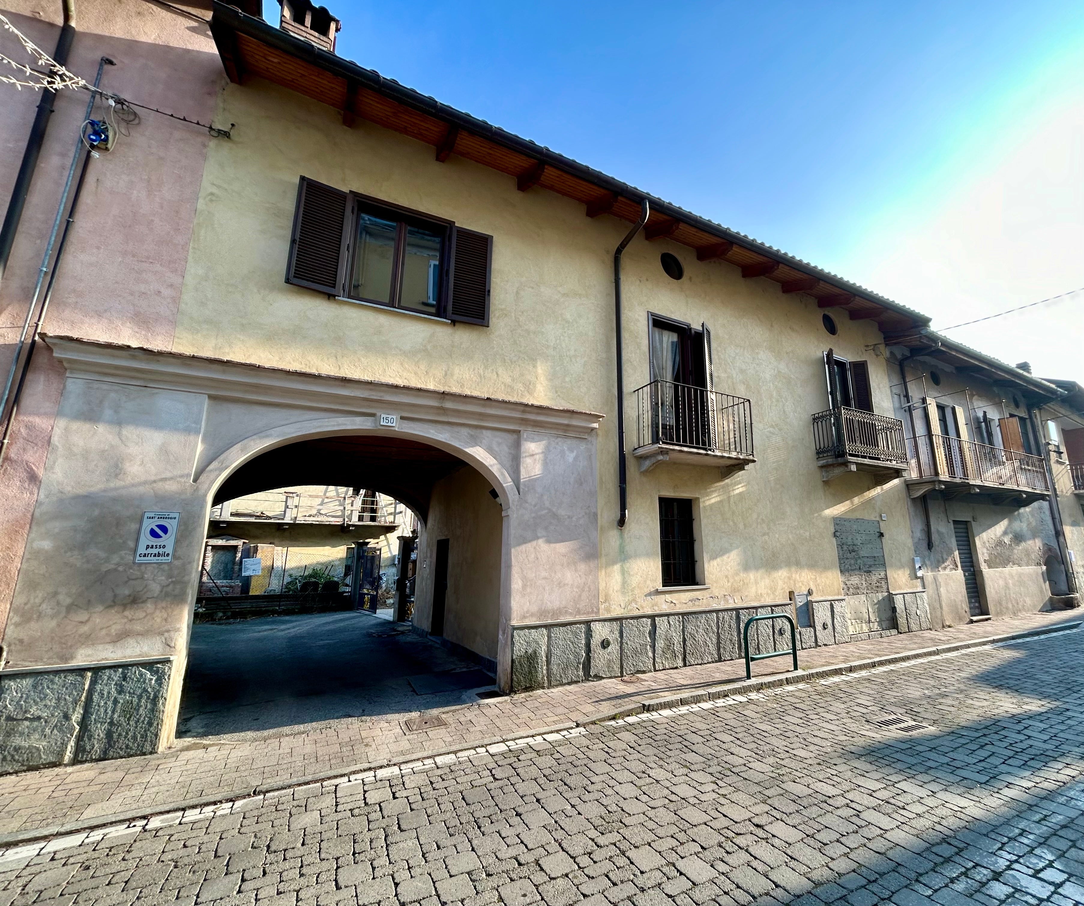 CASA SEMINDIPENDENTE IN AFFITTO A SANT’AMBROGIO CON CORTE ESCLUSIVA
