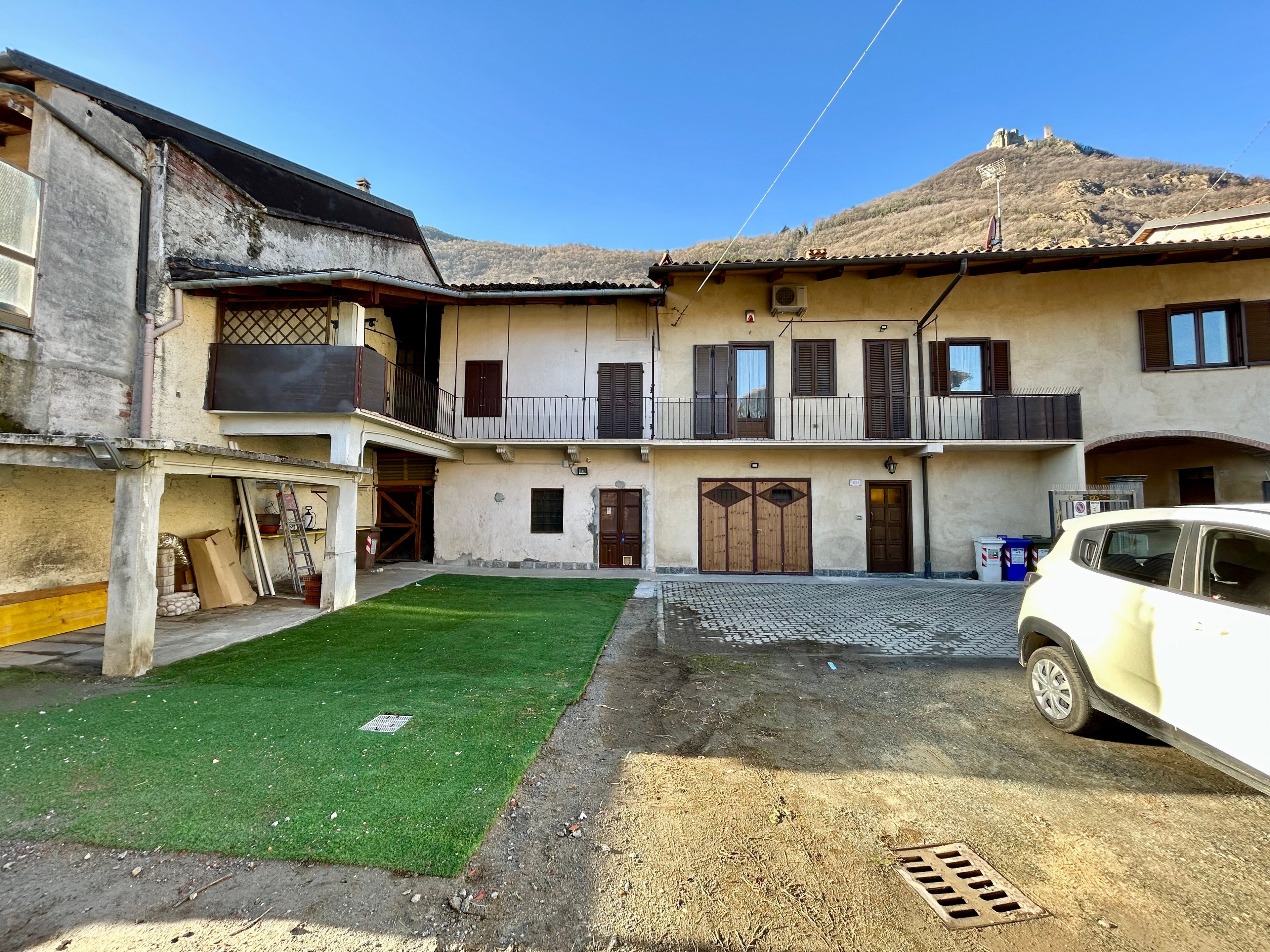 CASA SEMINDIPENDENTE IN AFFITTO A SANT’AMBROGIO CON CORTE ESCLUSIVA
