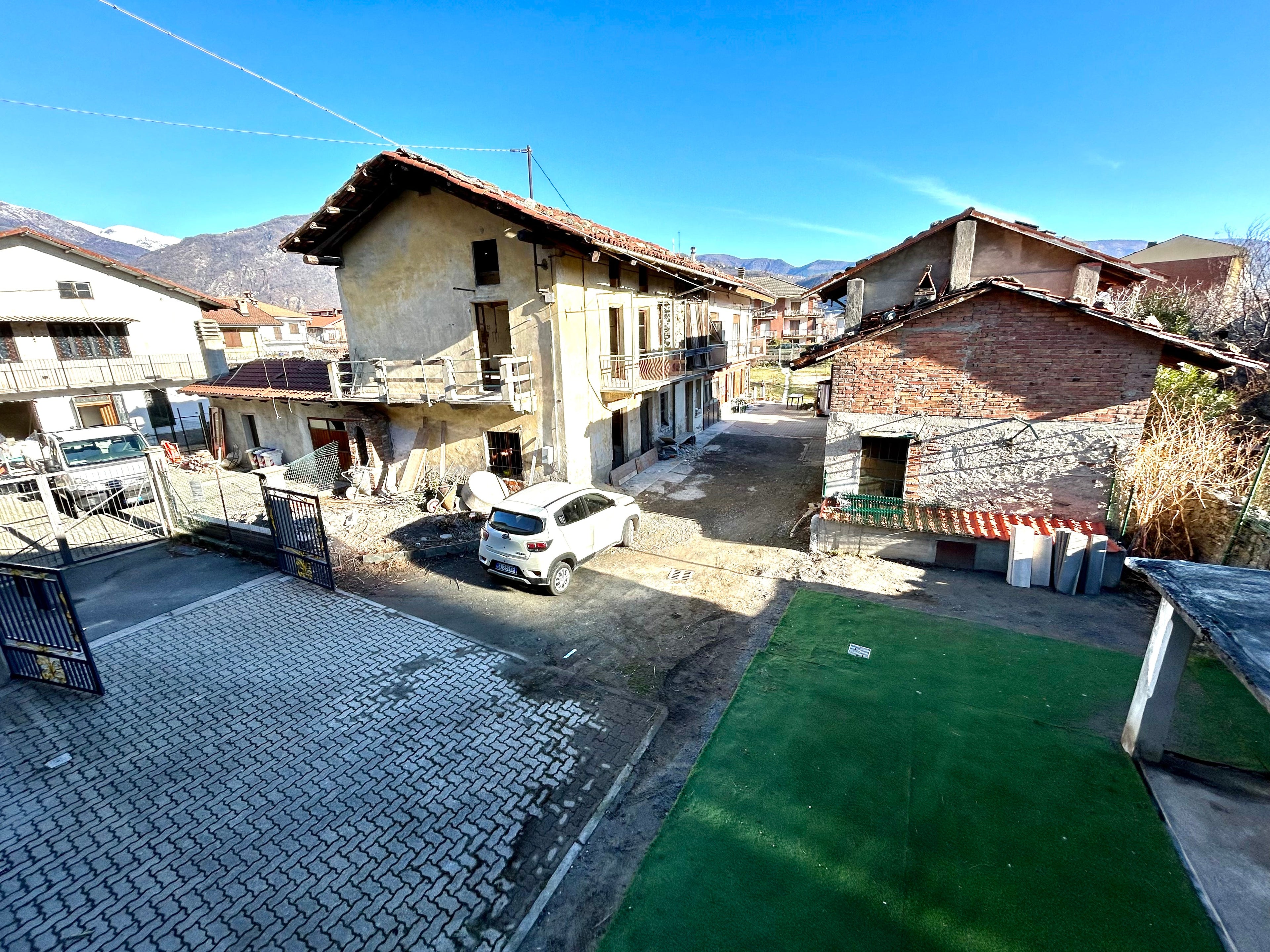 CASA SEMINDIPENDENTE IN AFFITTO A SANT’AMBROGIO CON CORTE ESCLUSIVA