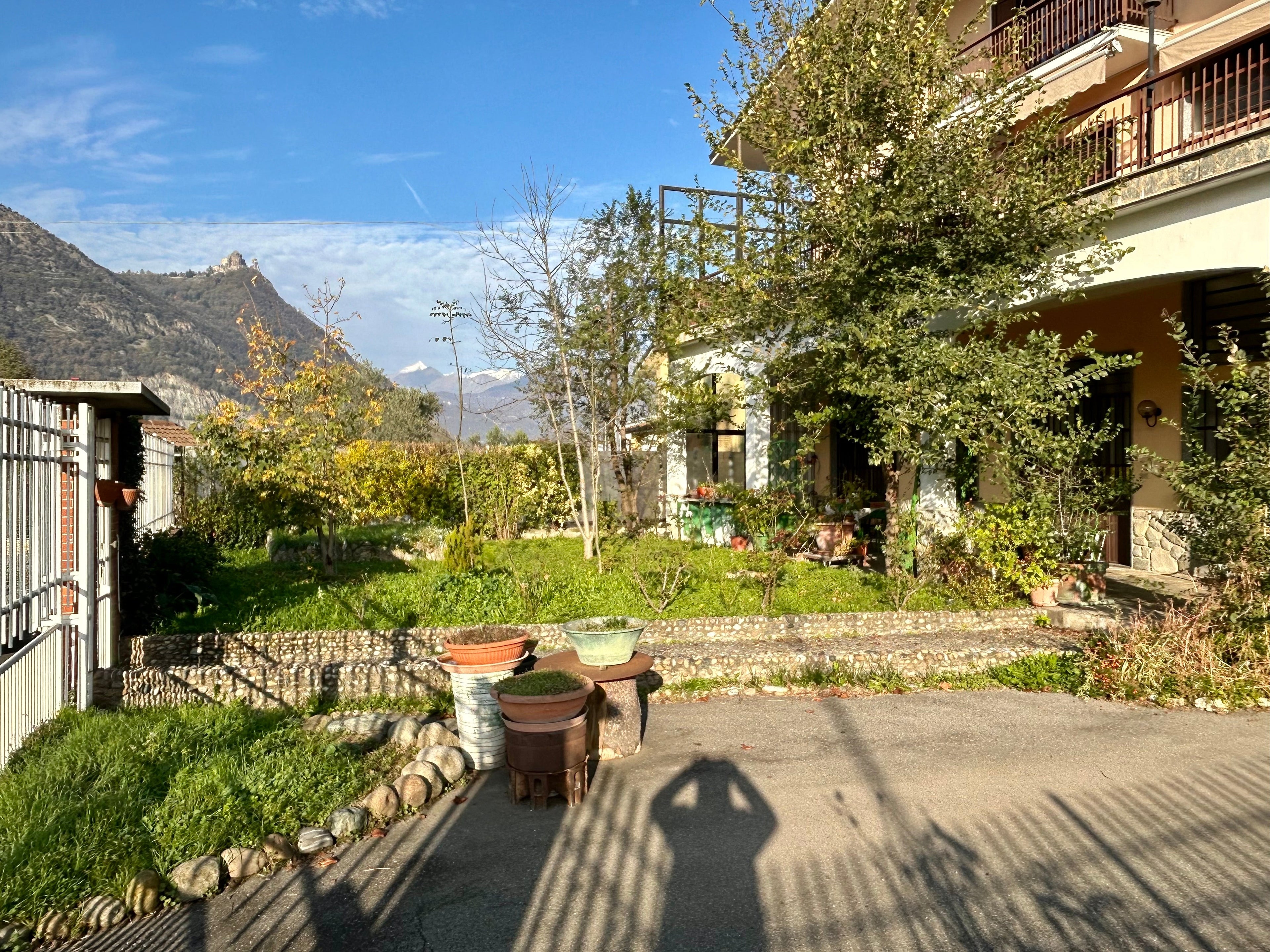 BIFAMILIARE IN VENDITA AI CONFINI DI AVIGLIANA CON TERRAZZO E GIARDINO PRIVATO