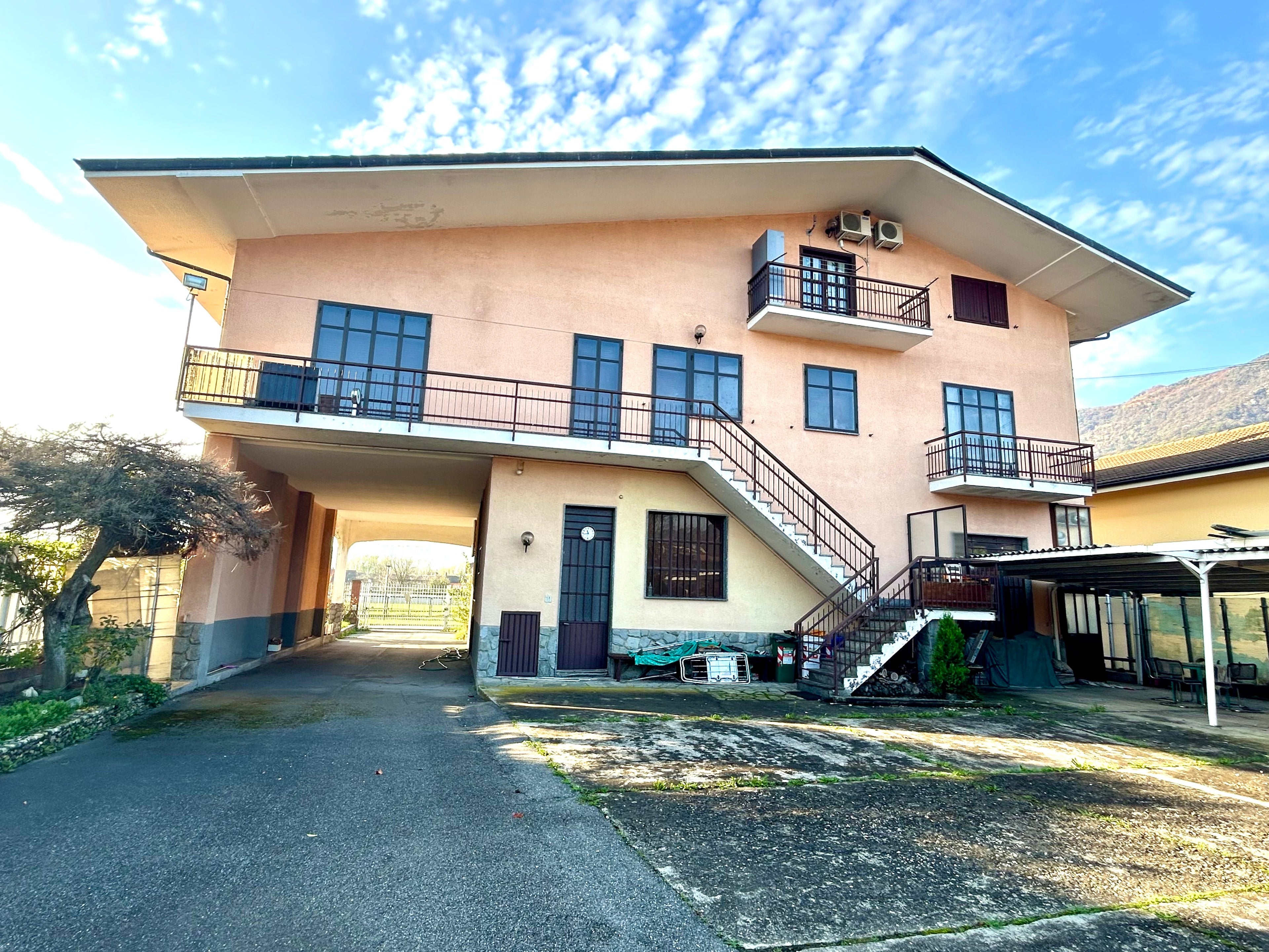 BIFAMILIARE IN VENDITA AI CONFINI DI AVIGLIANA CON TERRAZZO E GIARDINO PRIVATO