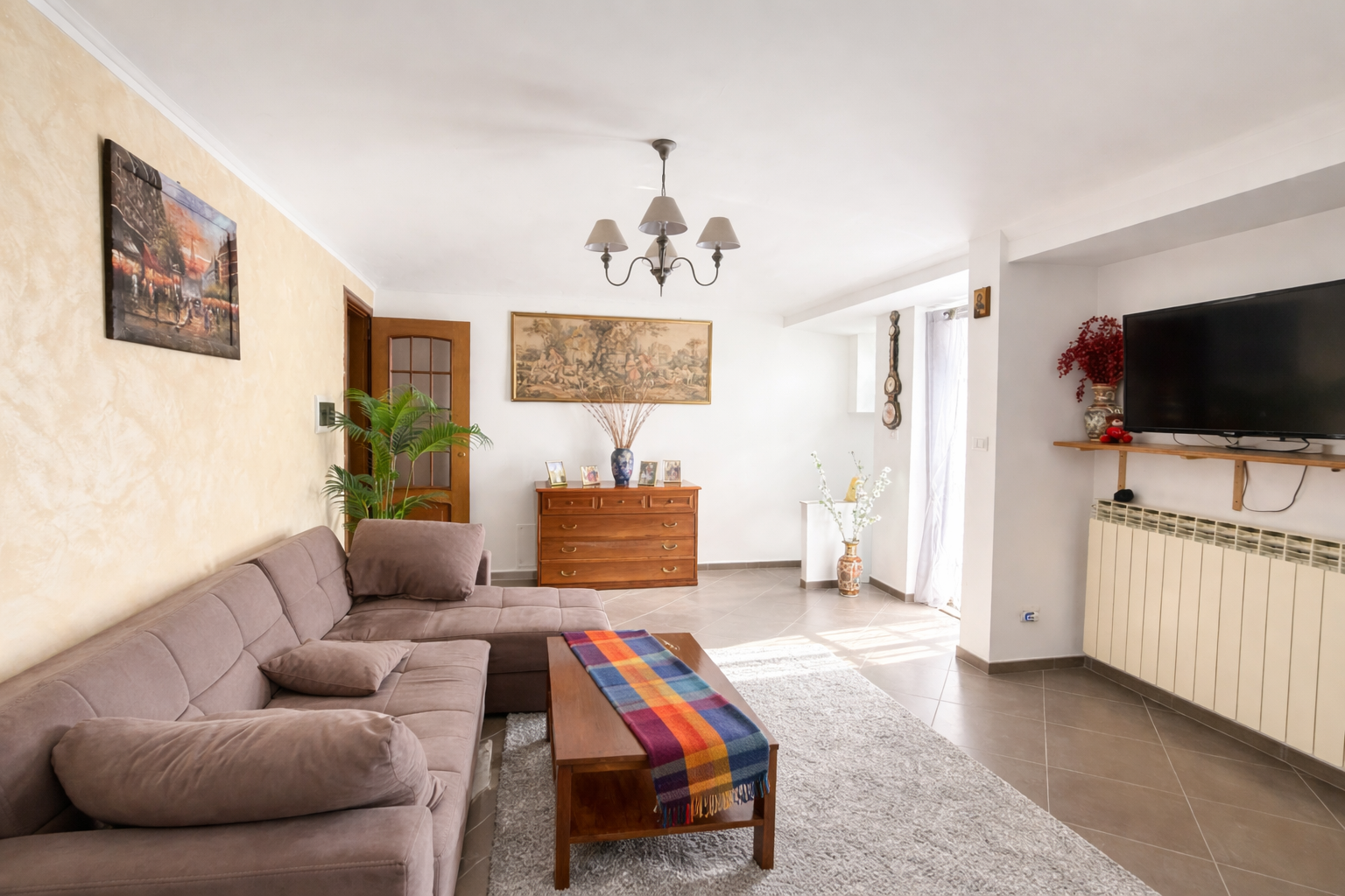 CASA RISTRUTTURATA IN VENDITA CON CORTILE PRIVATO E ARREDO INCLUSO