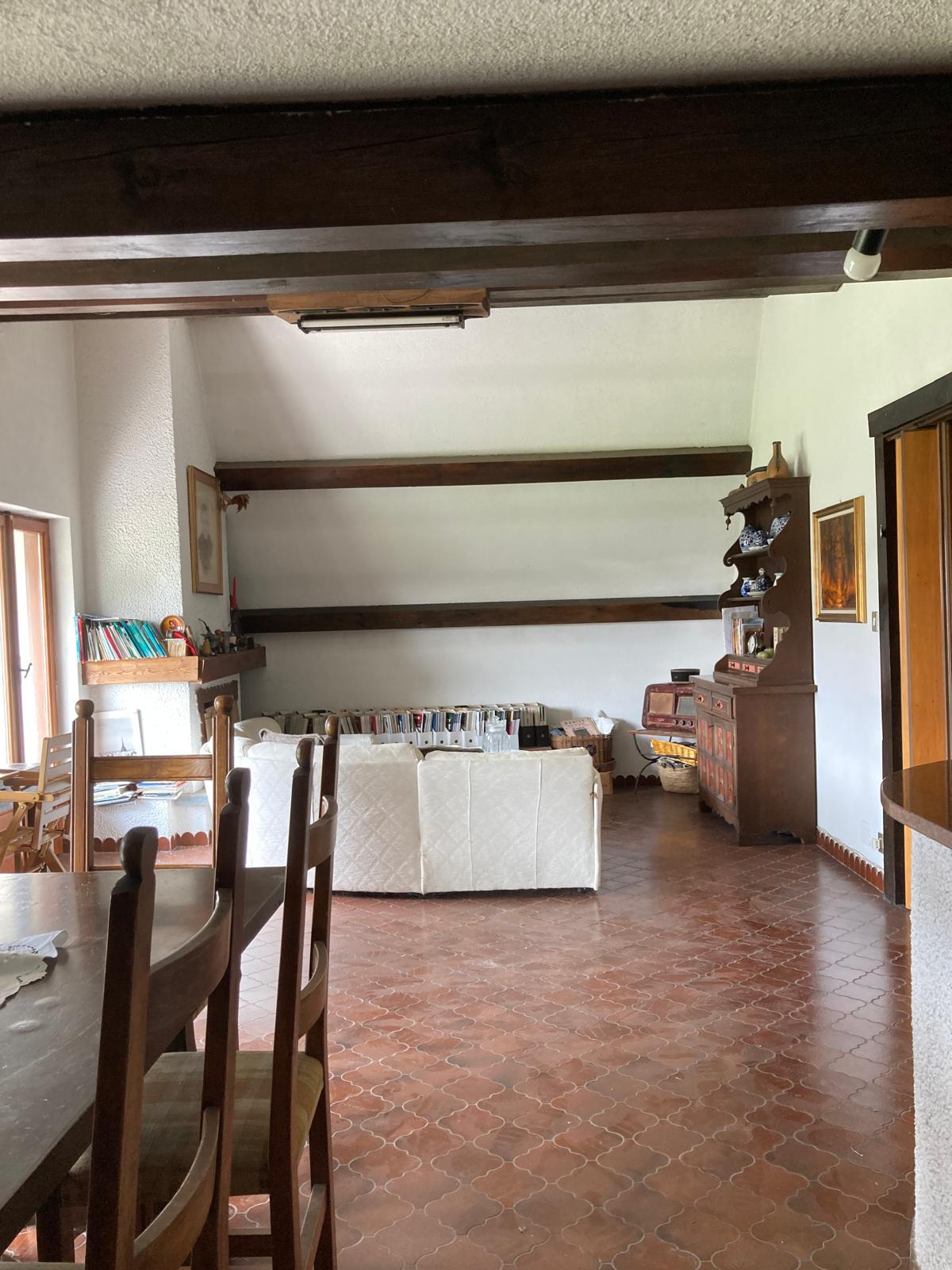 VILLA INDIPENDENTE IN VENDITA A SANT’AMBROGIO DI TORINO CON GIARDINO PRIVATO