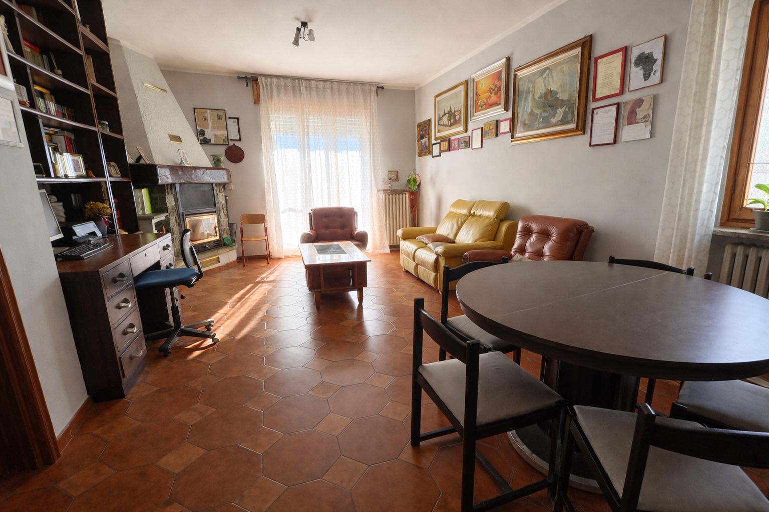 VILLA INDIPENDENTE IN VENDITA LIBERA SU QUATTRO LATI CON TRE APPARTAMENTI