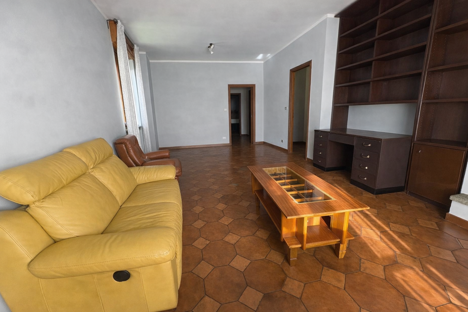 VILLA INDIPENDENTE IN VENDITA LIBERA SU QUATTRO LATI CON TRE APPARTAMENTI