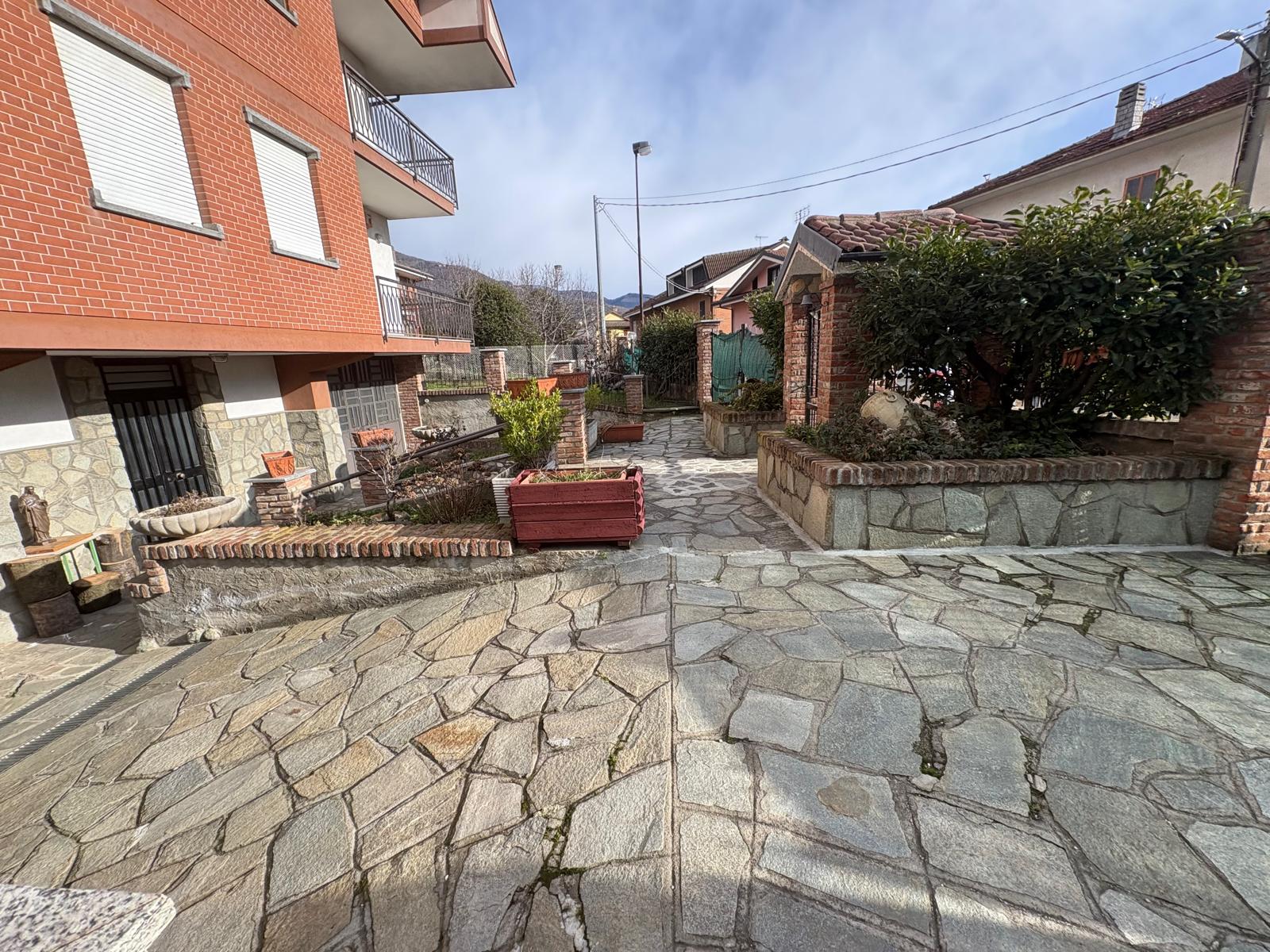 VILLA INDIPENDENTE IN VENDITA LIBERA SU QUATTRO LATI CON TRE APPARTAMENTI