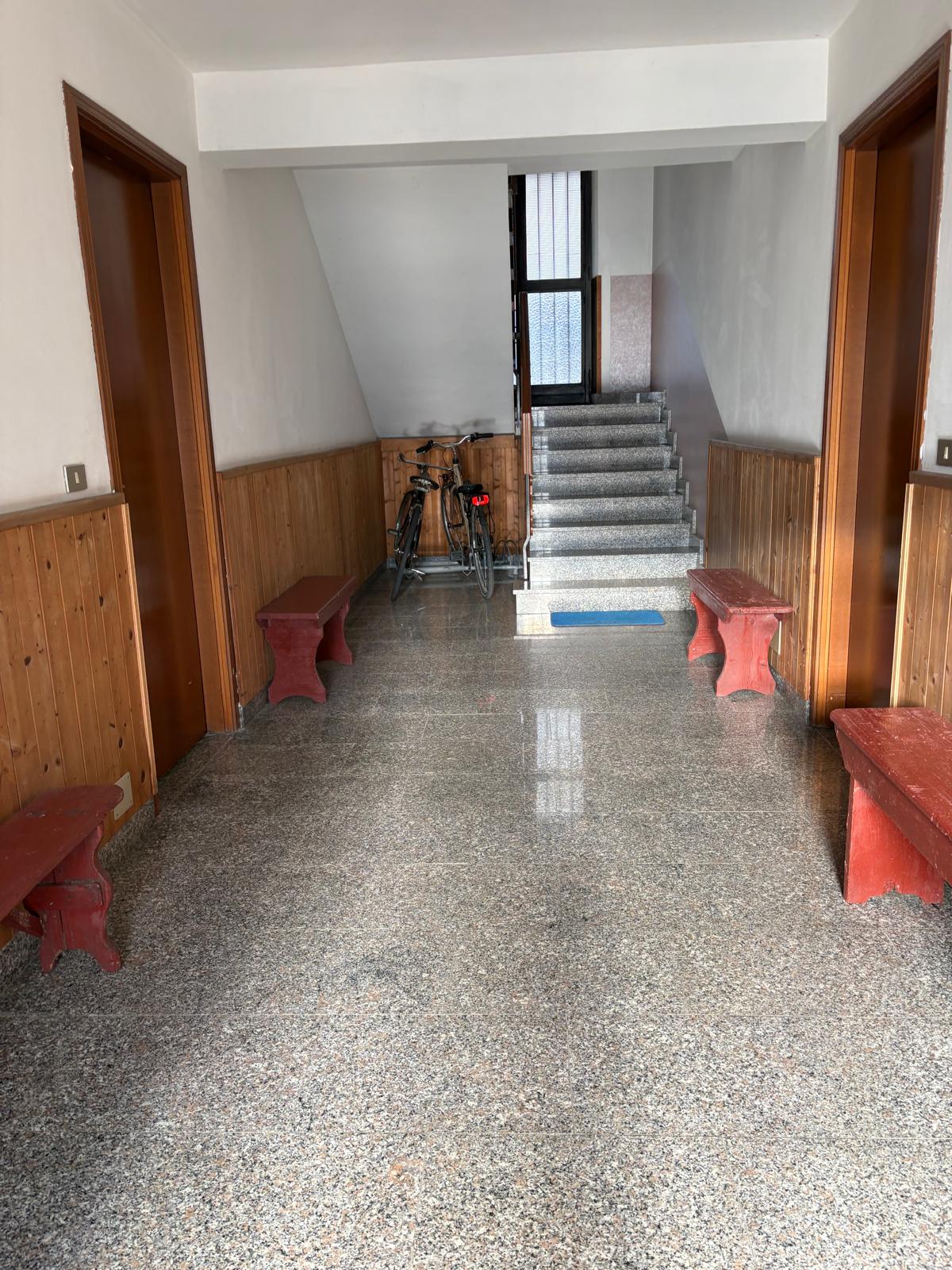VILLA INDIPENDENTE IN VENDITA LIBERA SU QUATTRO LATI CON TRE APPARTAMENTI