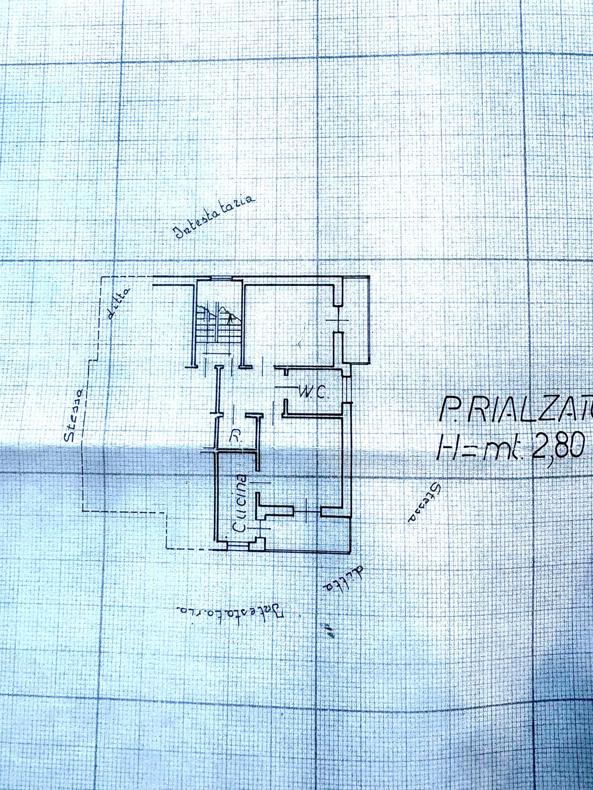 VILLA INDIPENDENTE IN VENDITA LIBERA SU QUATTRO LATI CON TRE APPARTAMENTI