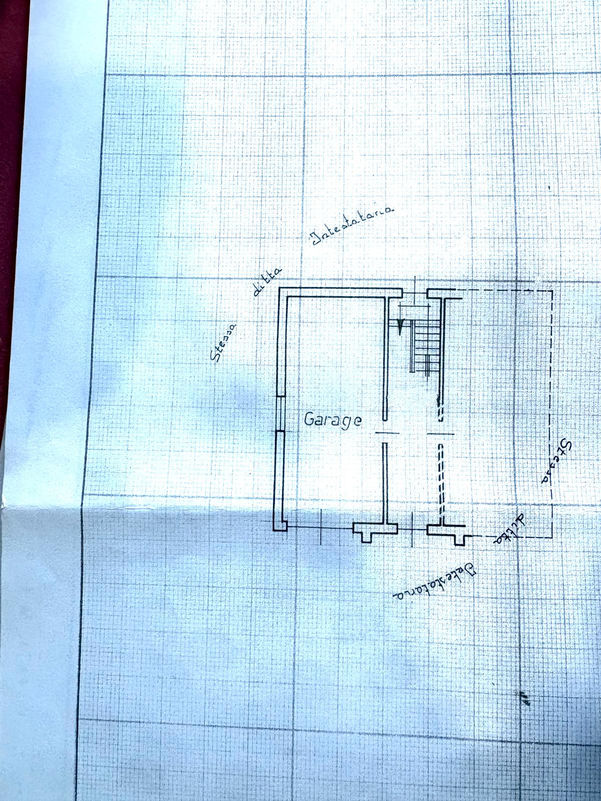 VILLA INDIPENDENTE IN VENDITA LIBERA SU QUATTRO LATI CON TRE APPARTAMENTI