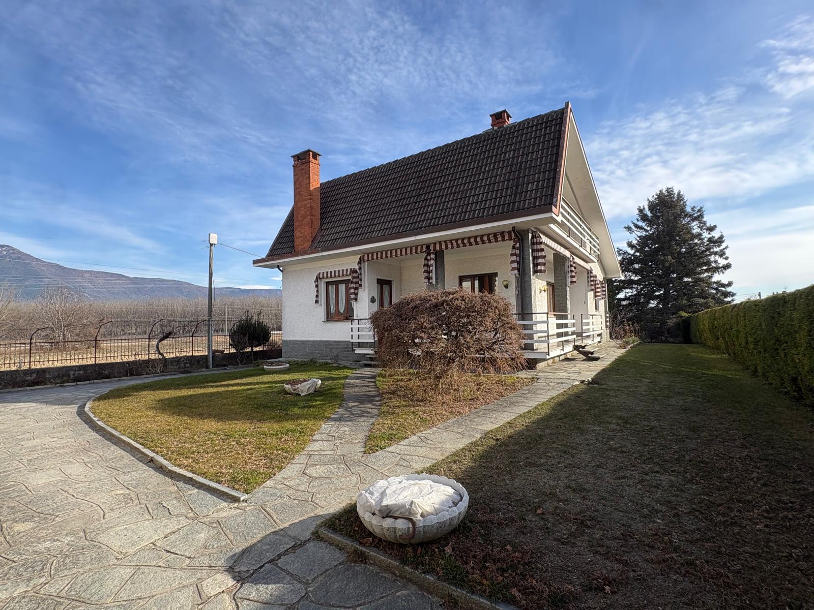 VILLA INDIPENDENTE IN VENDITA A SANT’AMBROGIO DI TORINO CON GIARDINO PRIVATO