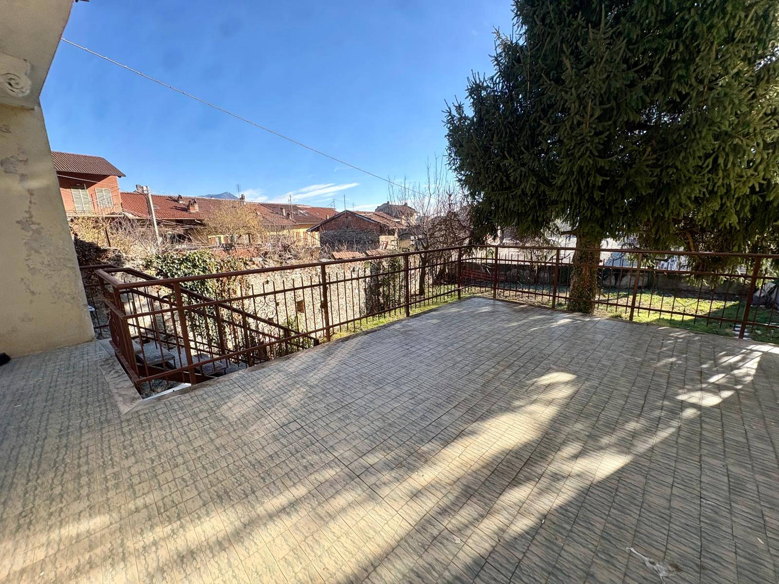 CASA INDIPENDENTE IN VENDITA A SANT'AMBROGIO DI TORINO CON TERRAZZO E GIARDINO