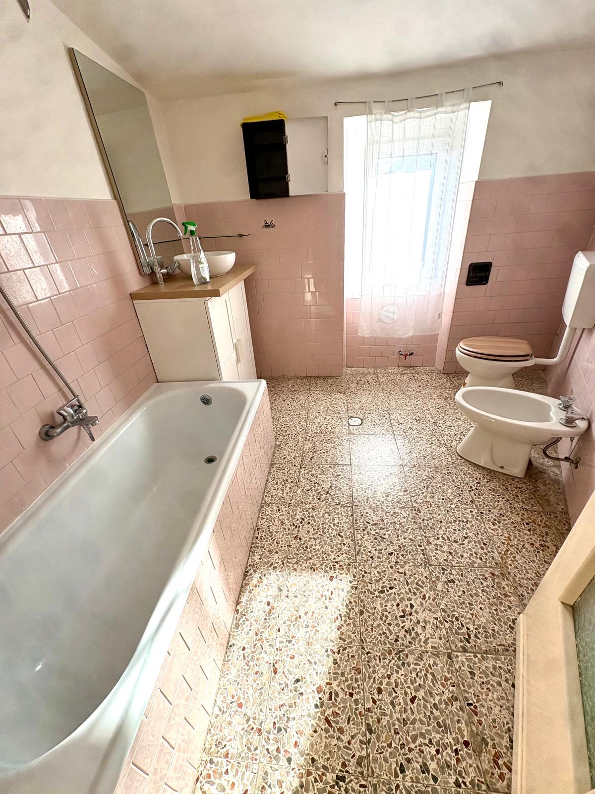 CASA INDIPENDENTE IN VENDITA A SANT'AMBROGIO DI TORINO CON TERRAZZO E GIARDINO
