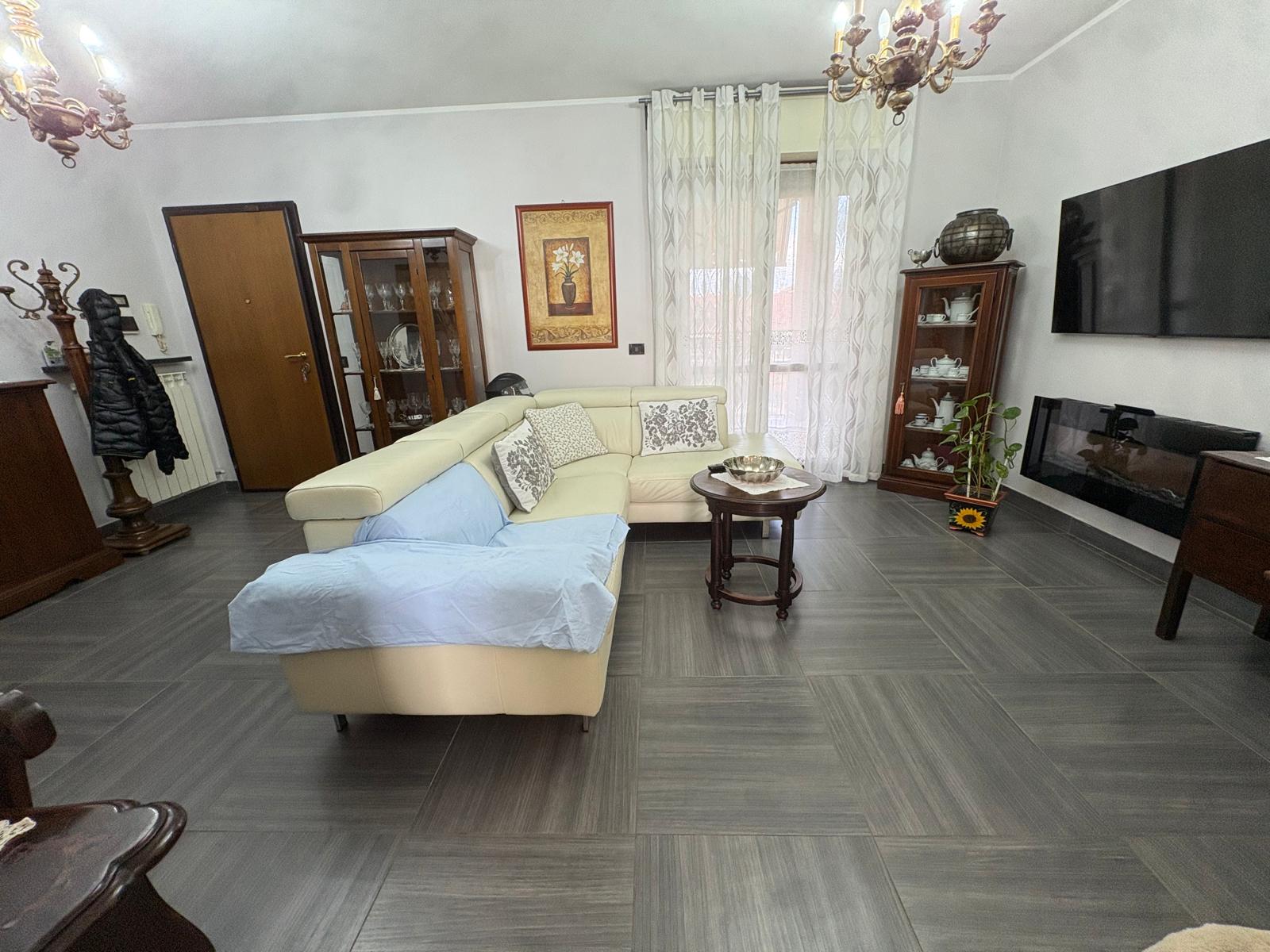 APPARTAMENTO LUMINOSO IN VENDITA A BORGARO TORINESE CON TERRAZZO