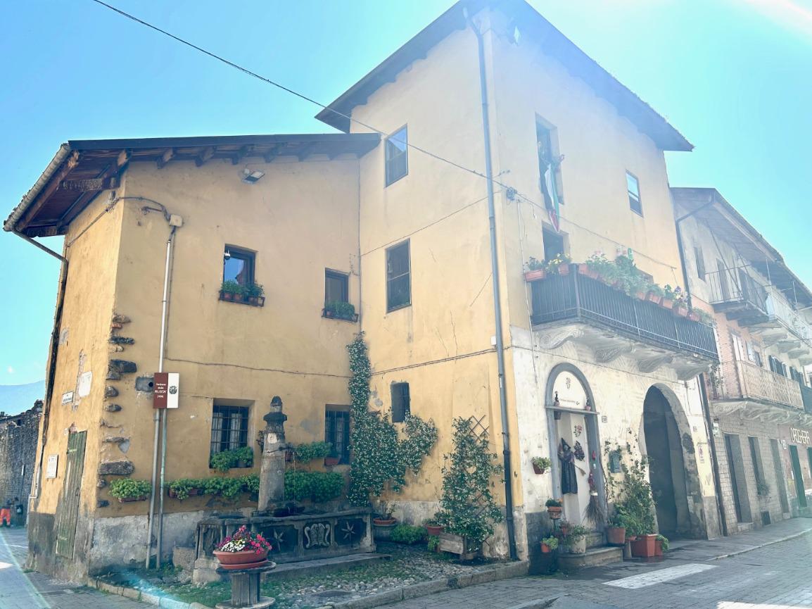 CASA SEMINDIPENDENTE STORICA IN VENDITA CON VISTA SULLA SACRA DI SAN MICHELE