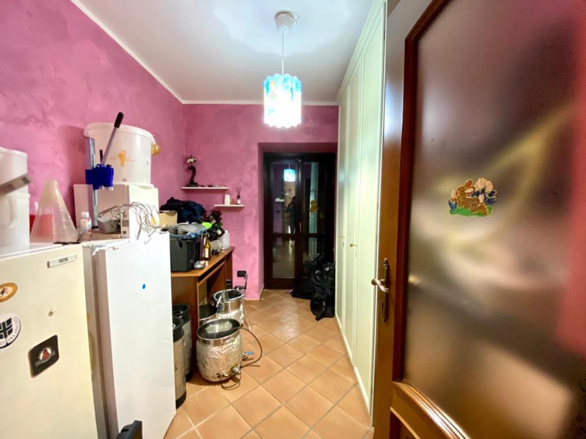 CASA SEMINDIPENDENTE IN VENDITA RISTRUTTURATA CON CORTILE PRIVATO