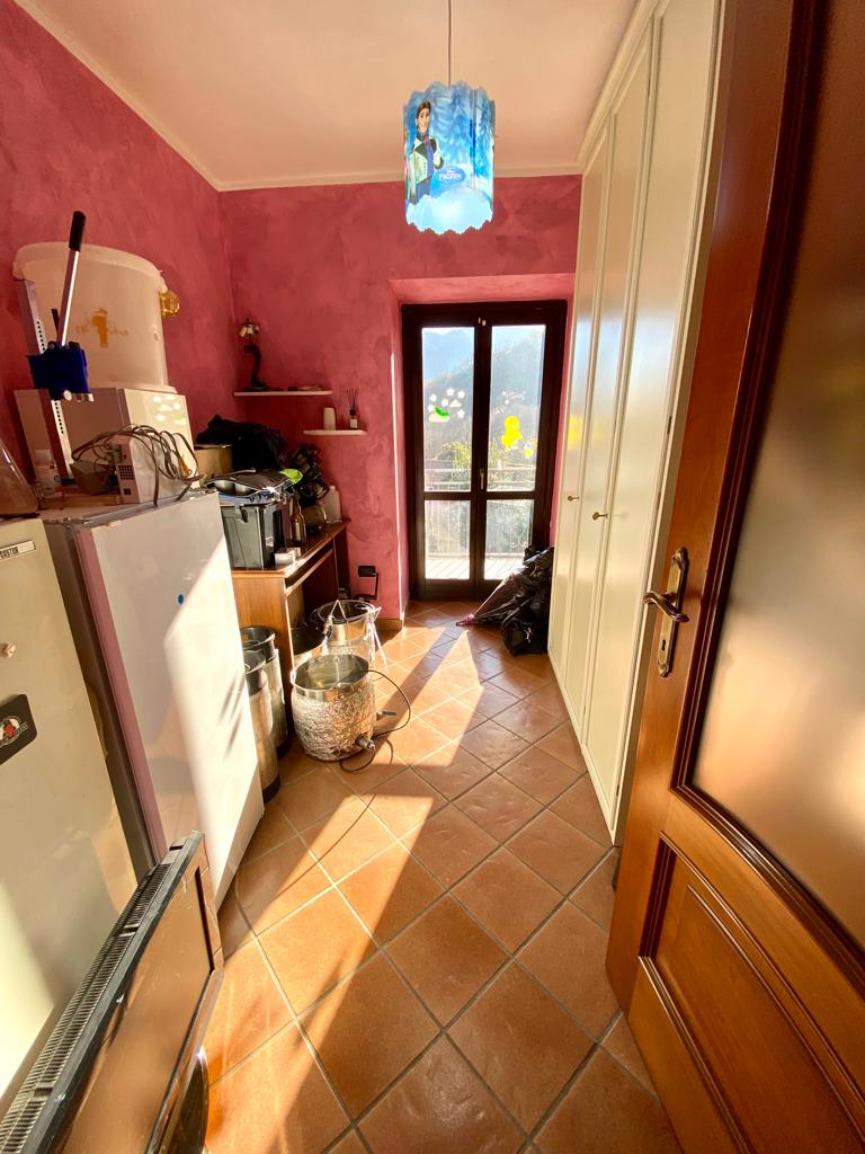 CASA SEMINDIPENDENTE IN VENDITA RISTRUTTURATA CON CORTILE PRIVATO