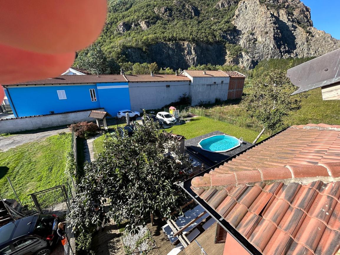 PORZIONE DI VILLA IN VENDITA A SANT’AMBROGIO CON GIARDINO E PISCINA