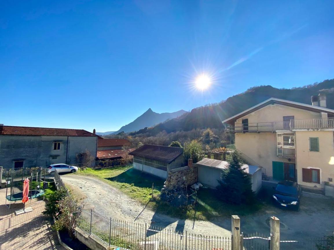 CASA SEMINDIPENDENTE IN VENDITA RISTRUTTURATA CON CORTILE PRIVATO