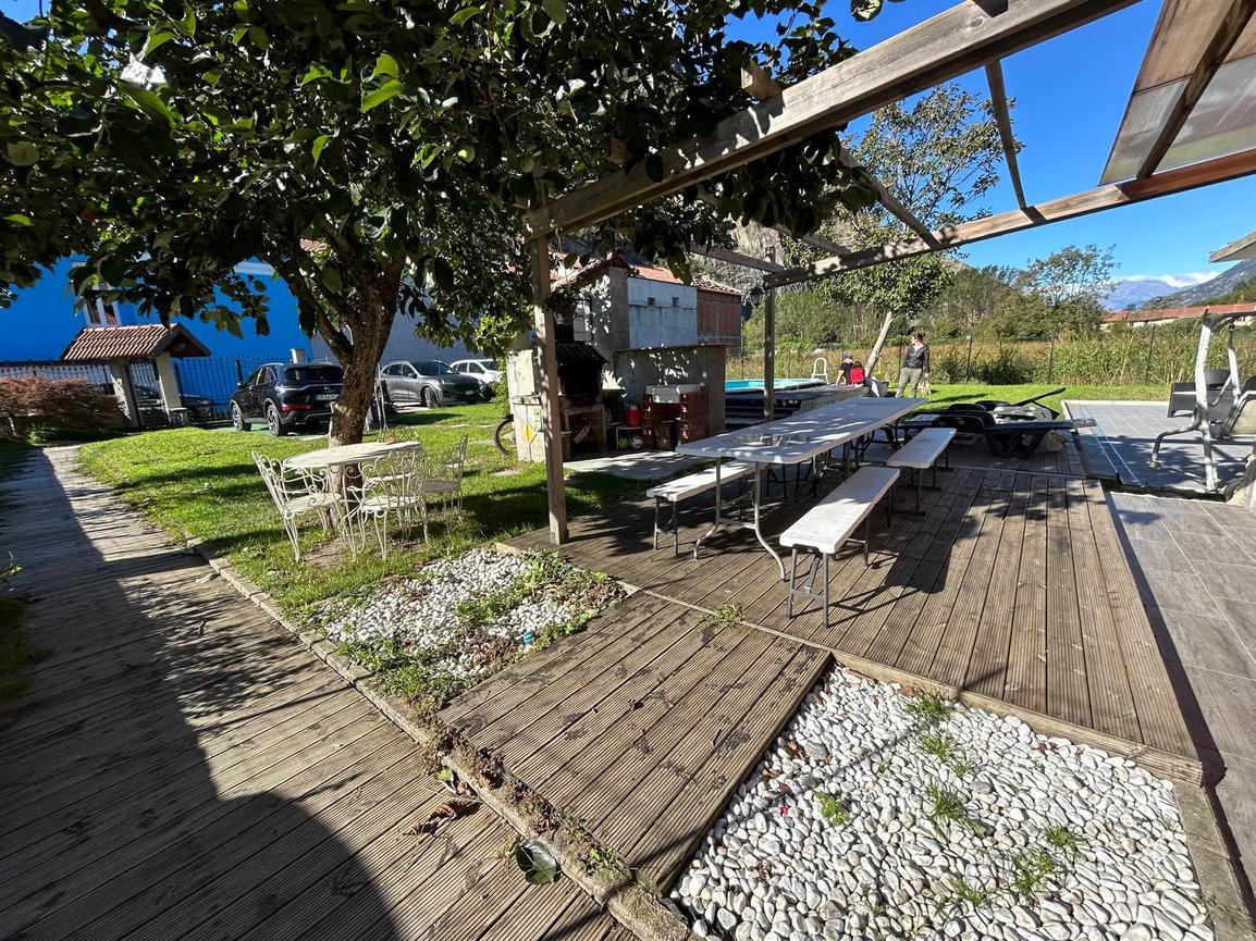 PORZIONE DI VILLA IN VENDITA A SANT’AMBROGIO CON GIARDINO E PISCINA