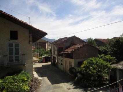 CASA SEMINDIPENDENTE IN AFFITTO A SANT’AMBROGIO CON CORTE ESCLUSIVA