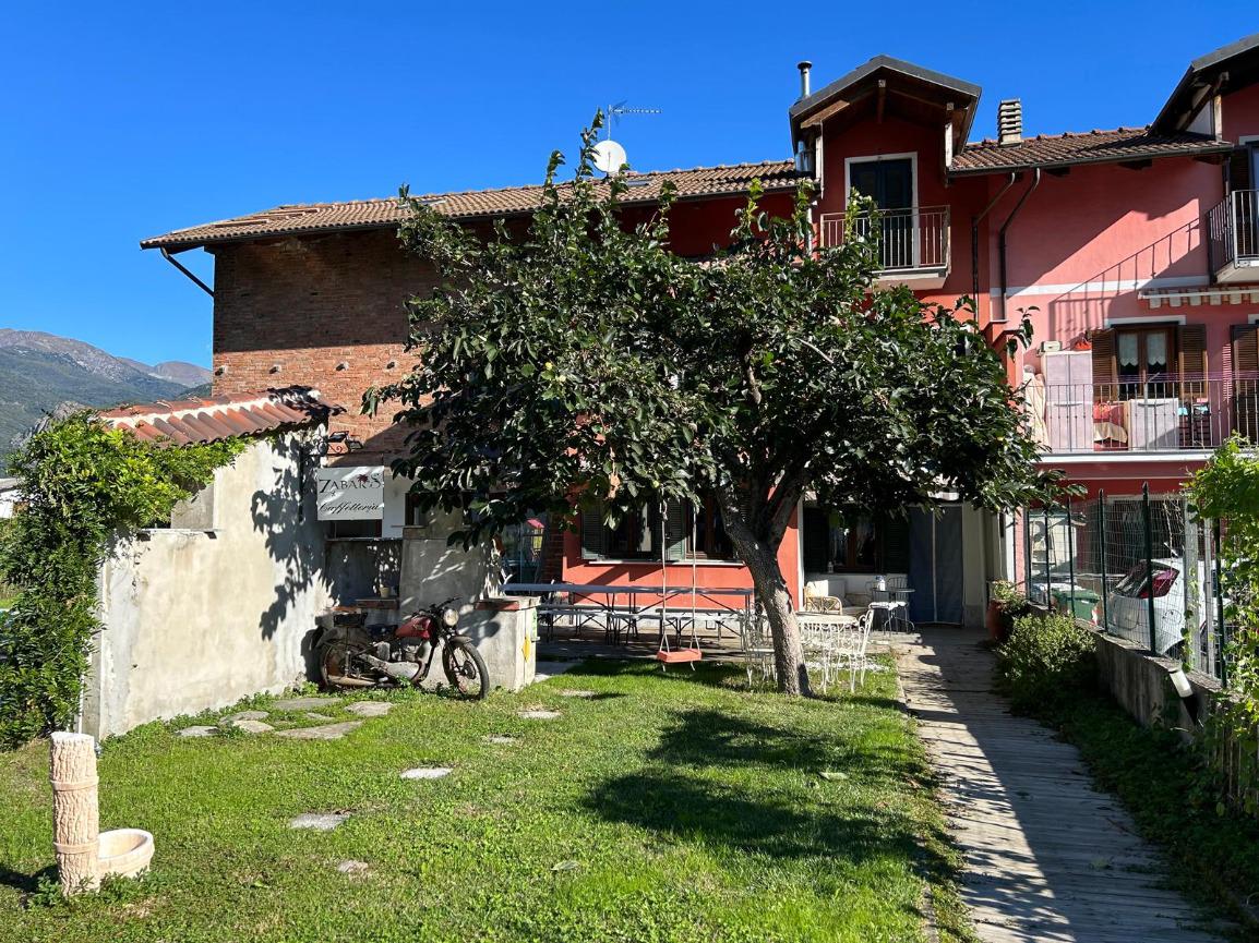 PORZIONE DI VILLA IN VENDITA A SANT’AMBROGIO CON GIARDINO E PISCINA