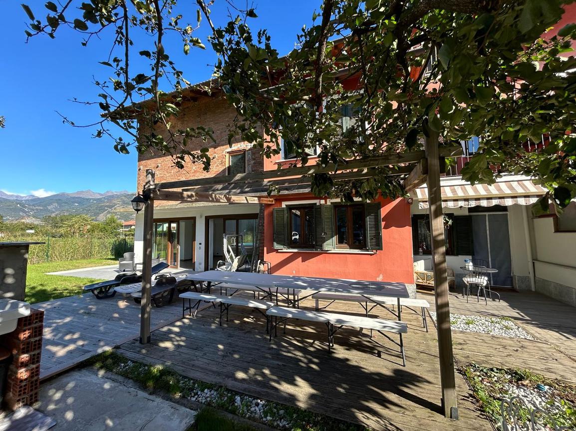 PORZIONE DI VILLA IN VENDITA A SANT’AMBROGIO CON GIARDINO E PISCINA