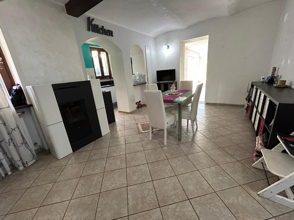 PORZIONE DI VILLA IN VENDITA A SANT’AMBROGIO CON GIARDINO E PISCINA