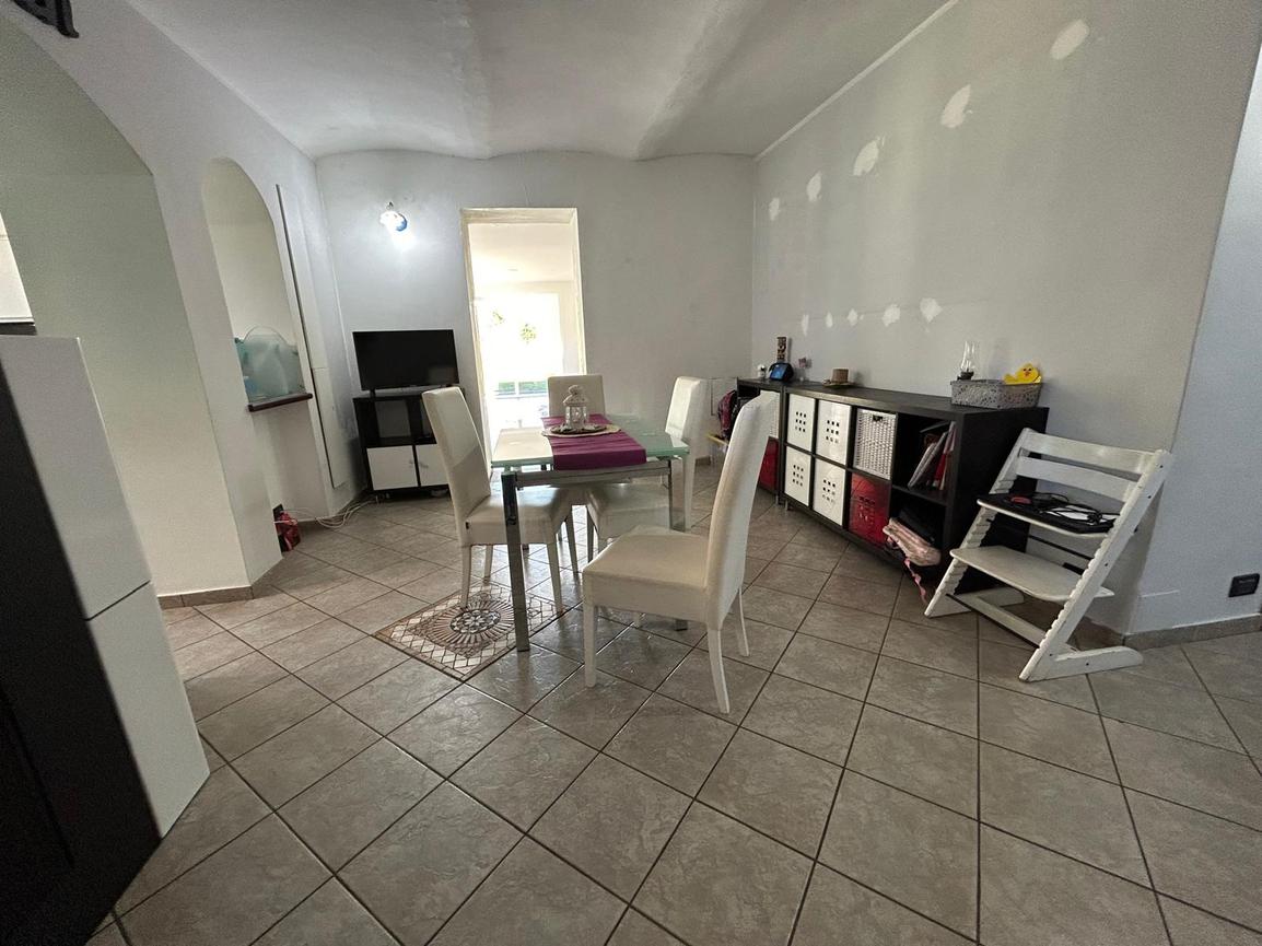 PORZIONE DI VILLA IN VENDITA A SANT’AMBROGIO CON GIARDINO E PISCINA