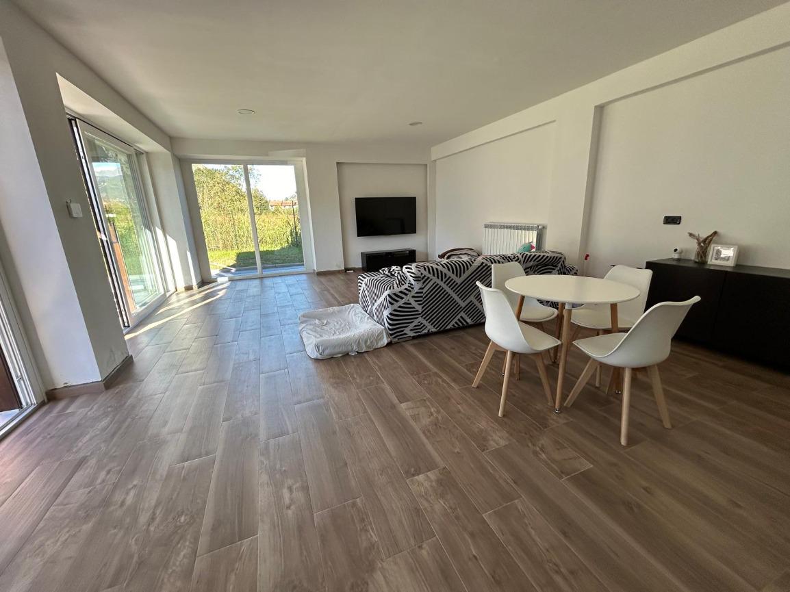 PORZIONE DI VILLA IN VENDITA A SANT’AMBROGIO CON GIARDINO E PISCINA