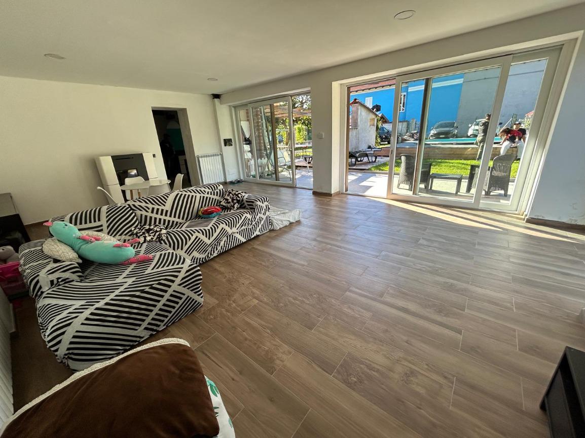 PORZIONE DI VILLA IN VENDITA A SANT’AMBROGIO CON GIARDINO E PISCINA