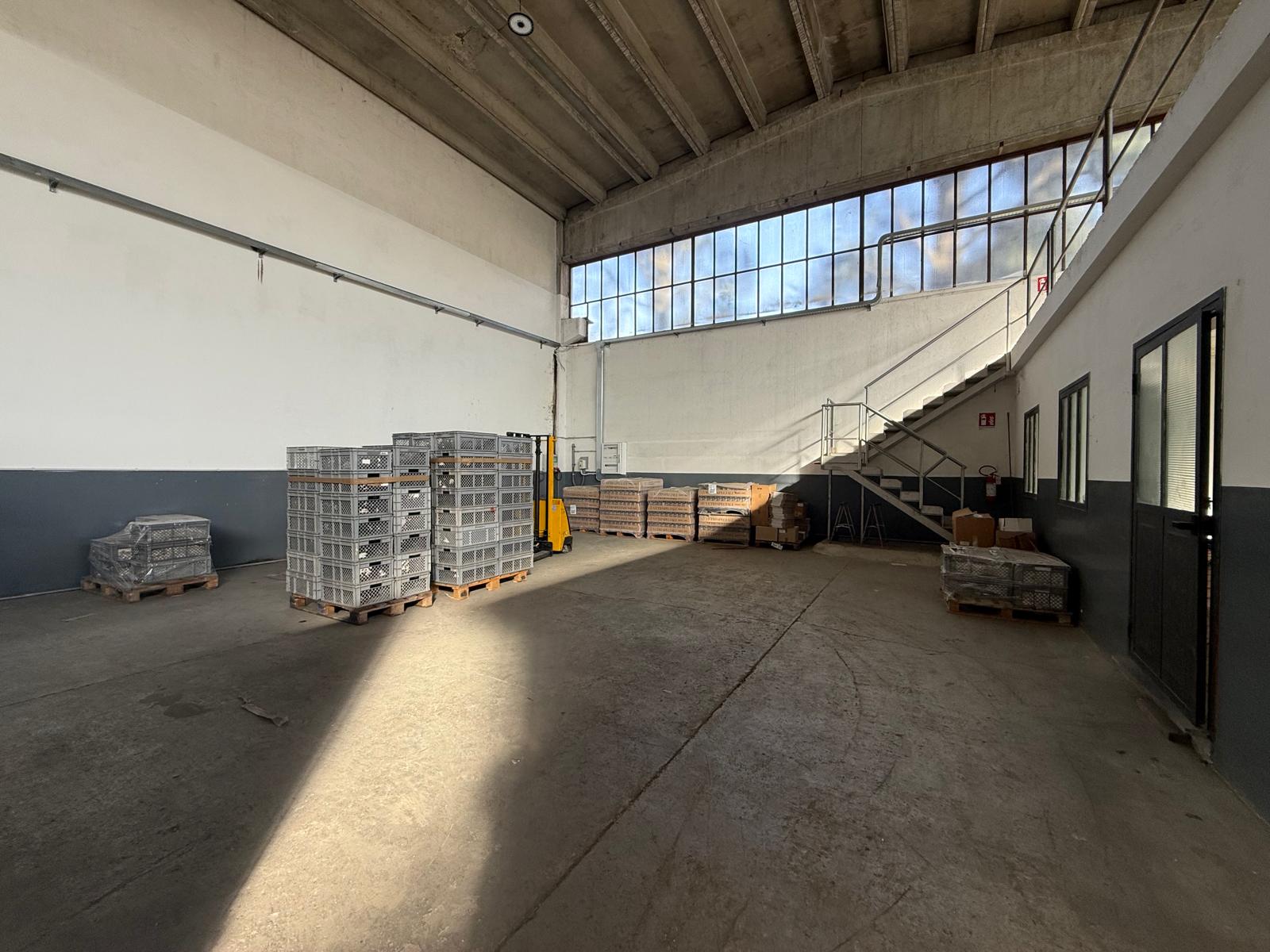 CAPANNONE INDUSTRIALE ARTIGIANALE IN LOCAZIONE 652 MQ CON AREA ESTERNA
